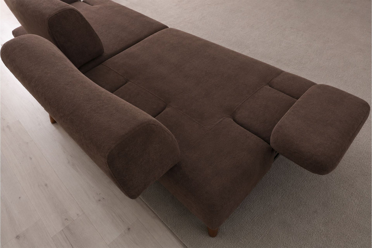 Braunes 3-Sitzer-Sofa Madlen von Hanah Home mit Polyesterbezug, Buchenholzgestell, hohen Kunststoffbeinen und zwei losen Kissen.