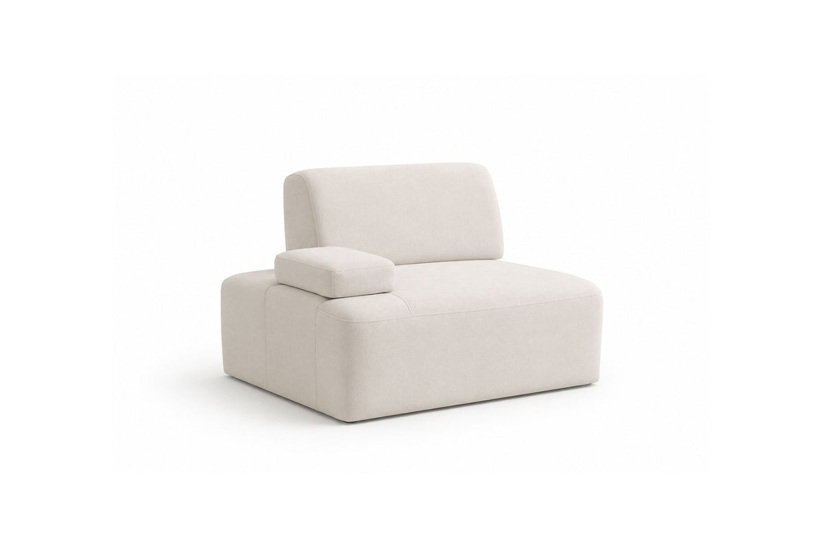 Cremefarbenes Madlen 4-Sitzer Sofa von Hanah Home mit niedrigen Kunststoffbeinen, Polyesterbezug und zwei Kissen auf hellem Untergrund.