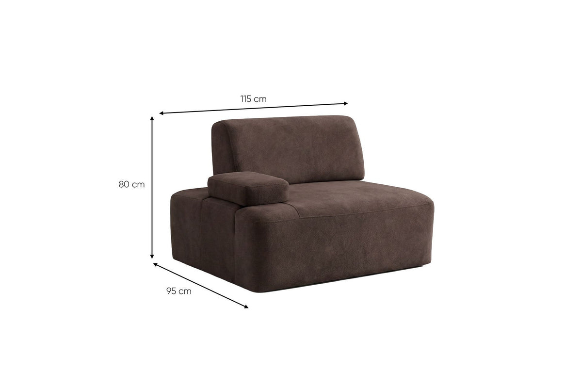 Braunes Polyester-Sofa Madlen von Hanah Home, 4-Sitzer mit niedrigen Kunststoffbeinen, Buchenholz-Gestell und zwei Kissen.