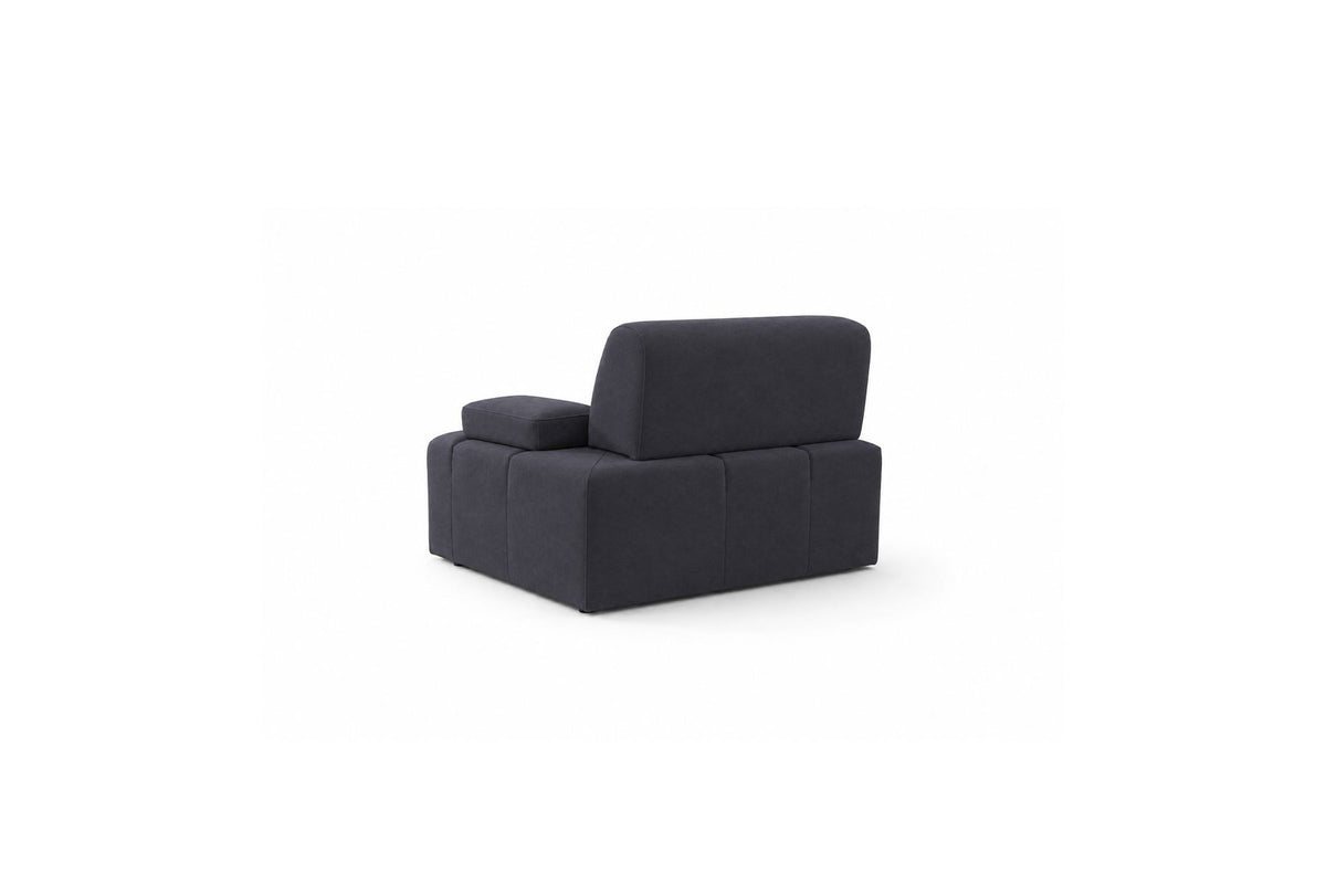 Petrolblaues 4-Sitzer Sofa Madlen mit niedrigen Kunststoffbeinen, Polyesterbezug, zwei Kissen und sichtbarem Staufach unter der Sitzfläche.