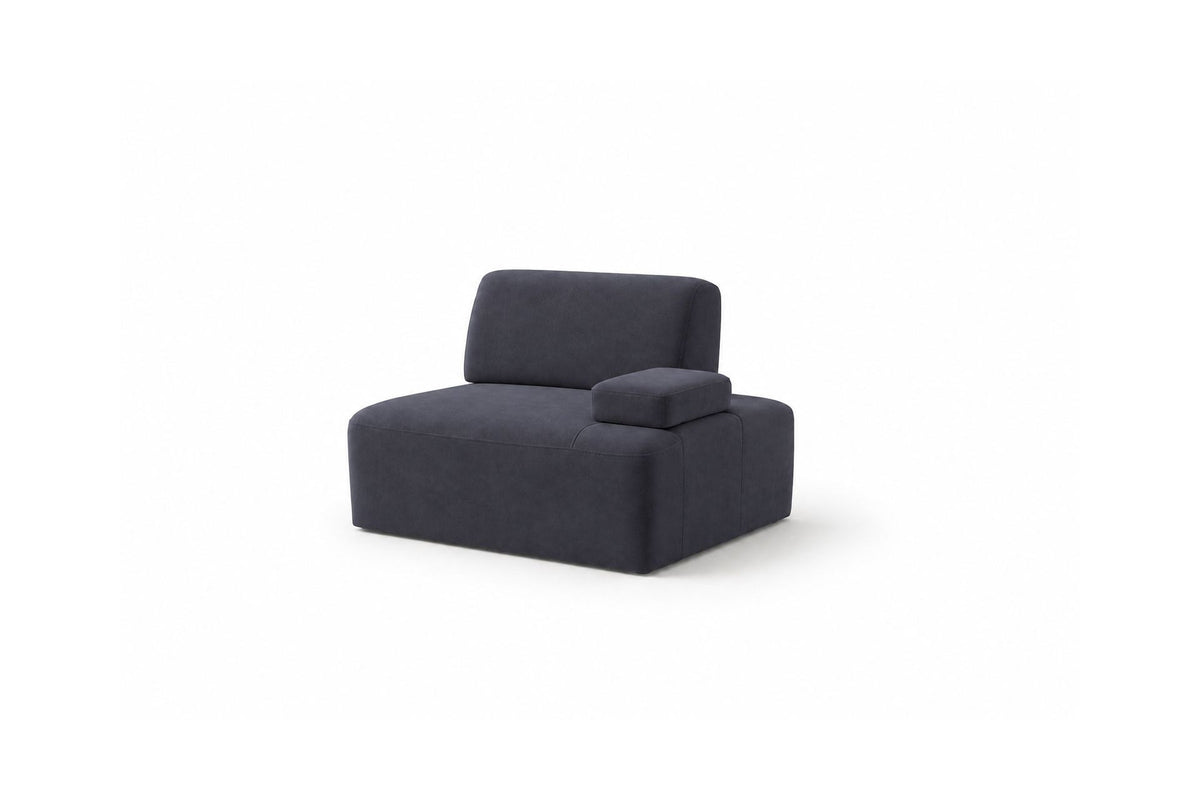 Petrolblaues 4-Sitzer Sofa Madlen mit niedrigen Kunststoffbeinen, Polyesterbezug, zwei Kissen und sichtbarem Staufach unter der Sitzfläche.