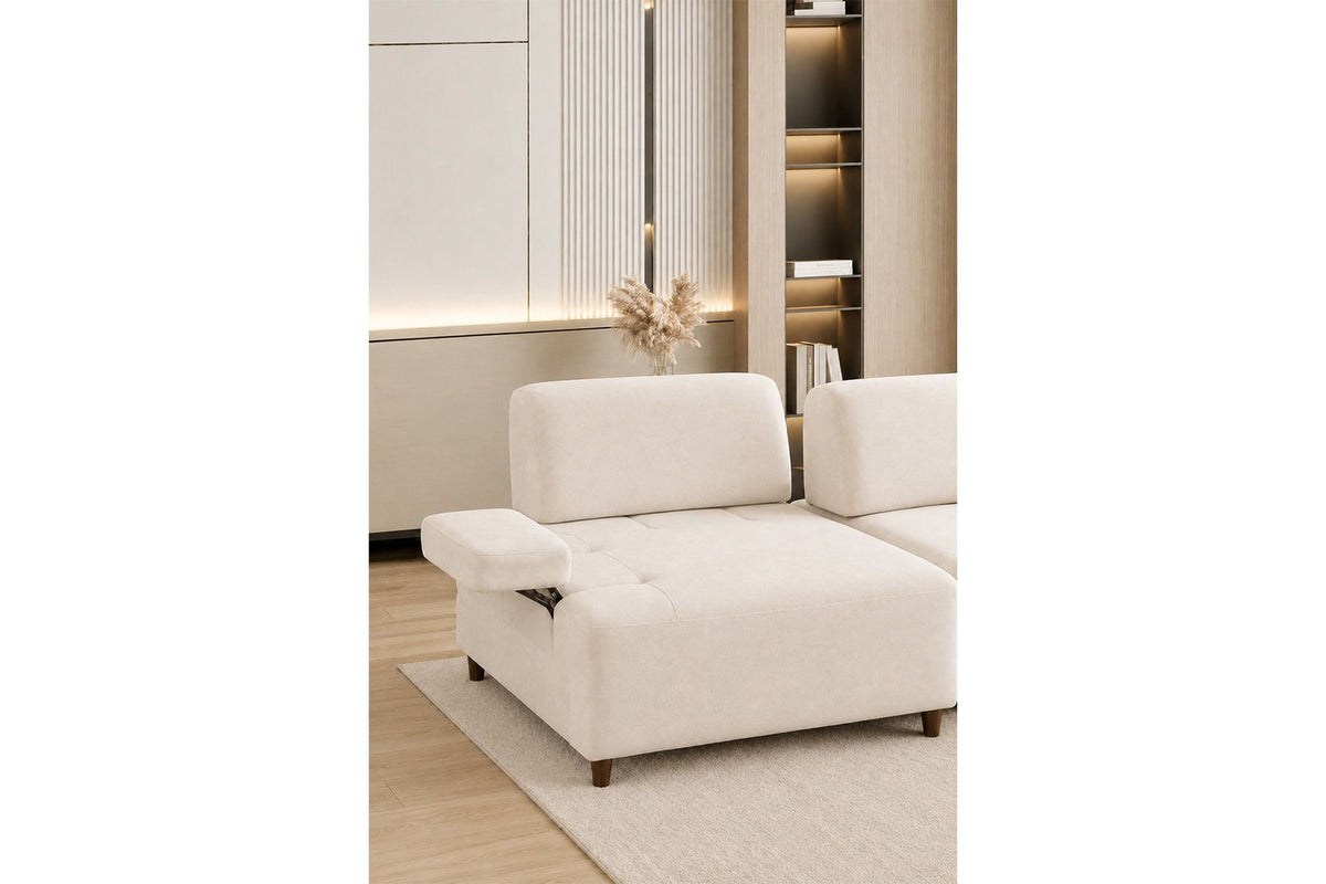 Cremefarbenes 4-Sitzer-Sofa mit hohen Kunststoffbeinen, Polyesterbezug, Buchenholzgestell und zwei losen Kissen auf hellem Hintergrund.