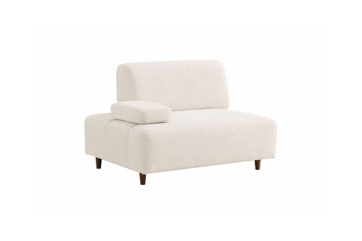 Cremefarbenes 4-Sitzer-Sofa mit hohen Kunststoffbeinen, Polyesterbezug, Buchenholzgestell und zwei losen Kissen auf hellem Hintergrund.