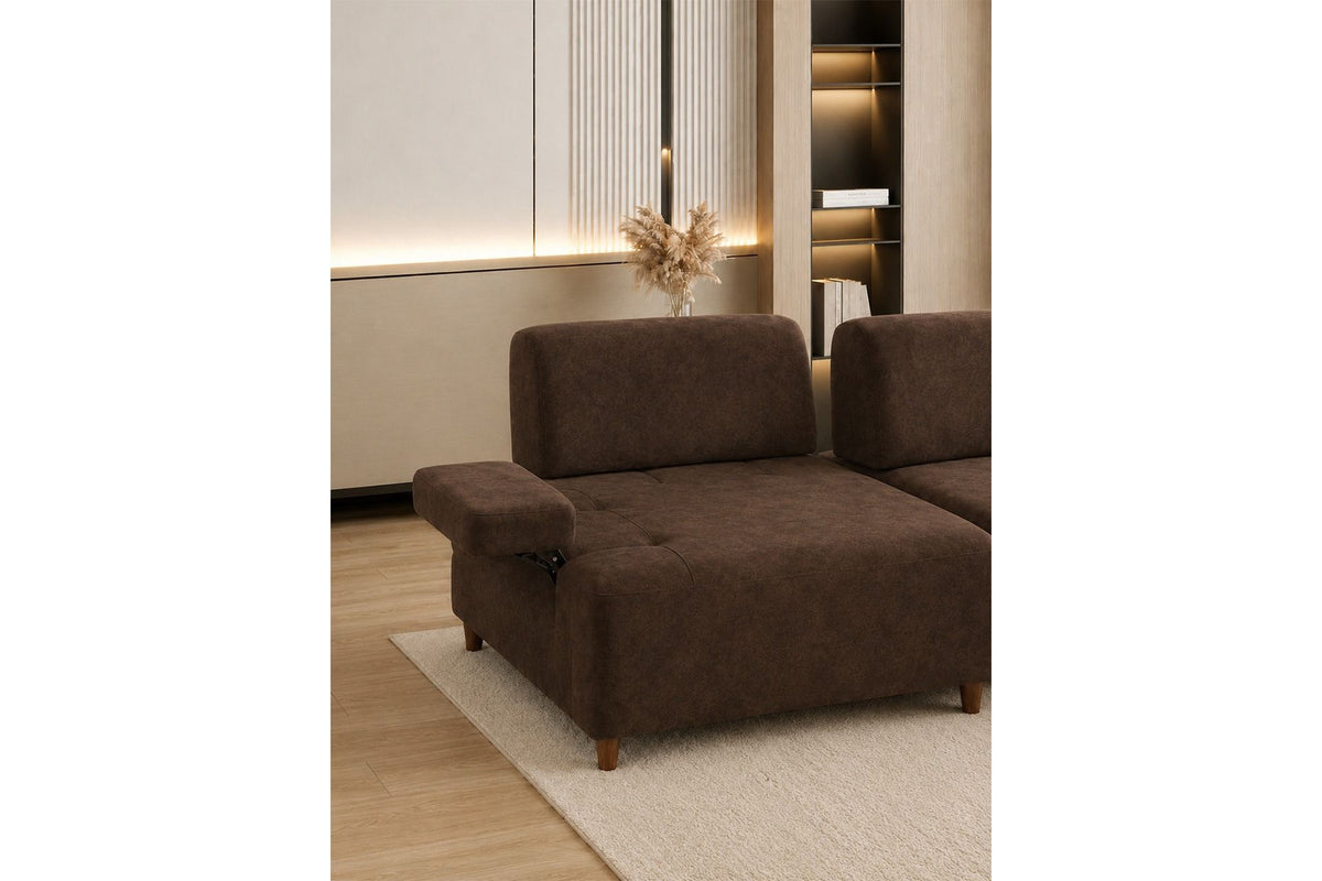 Braunes 4-Sitzer-Sofa Madlen mit hohen Kunststoffbeinen, Polyesterbezug, verstellbarer Rückenlehne und zwei losen Kissen.