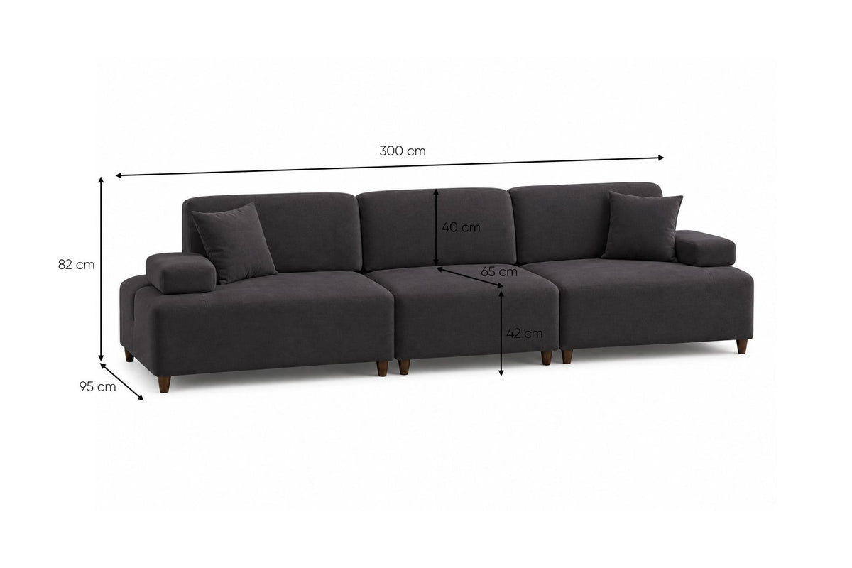 Petrolblaues 4-Sitzer-Sofa Madlen von Hanah Home mit hohen Kunststoffbeinen, Polyesterbezug, Holzgestell und zwei losen Kissen.