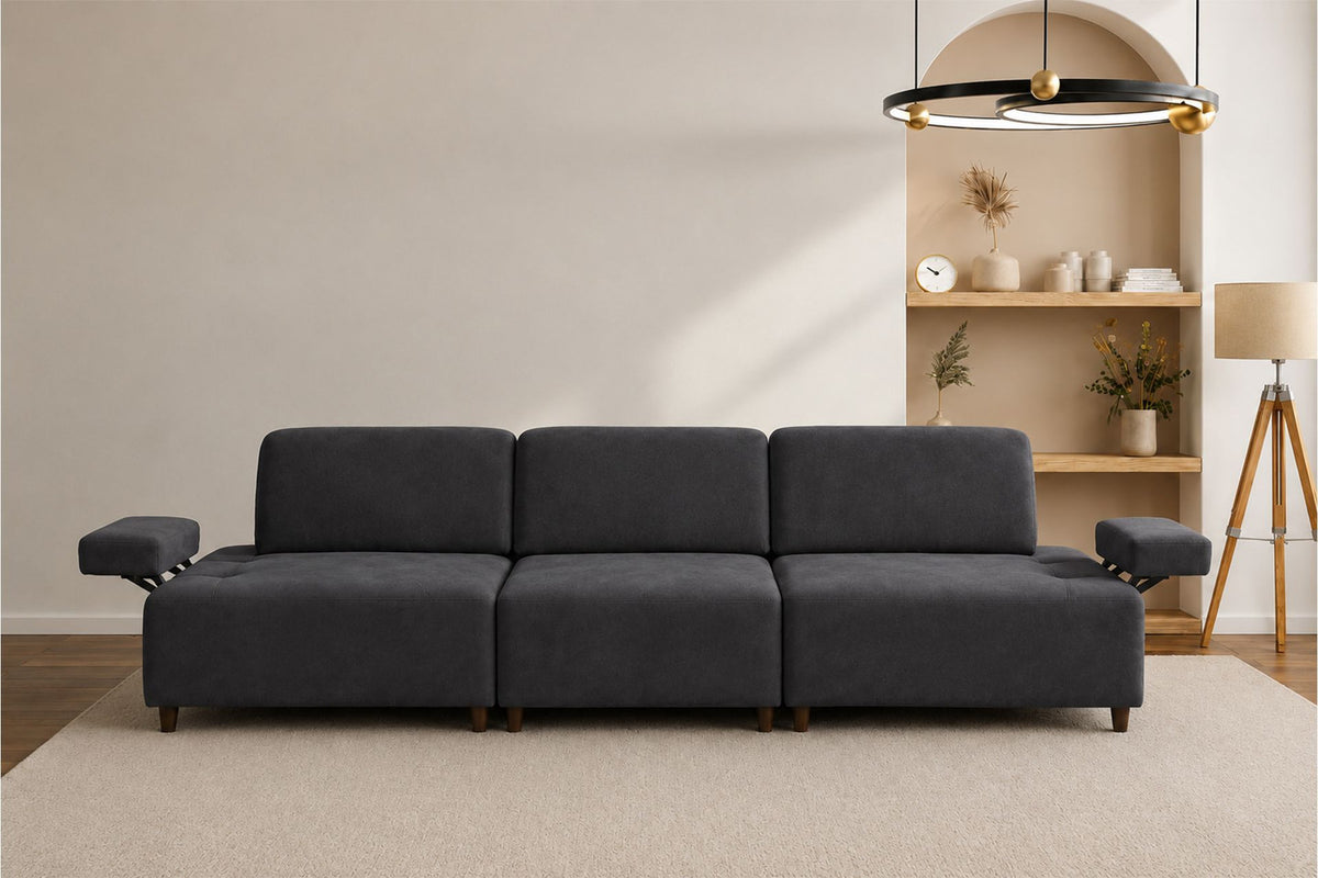 Petrolblaues 4-Sitzer-Sofa Madlen von Hanah Home mit hohen Kunststoffbeinen, Polyesterbezug, Holzgestell und zwei losen Kissen.