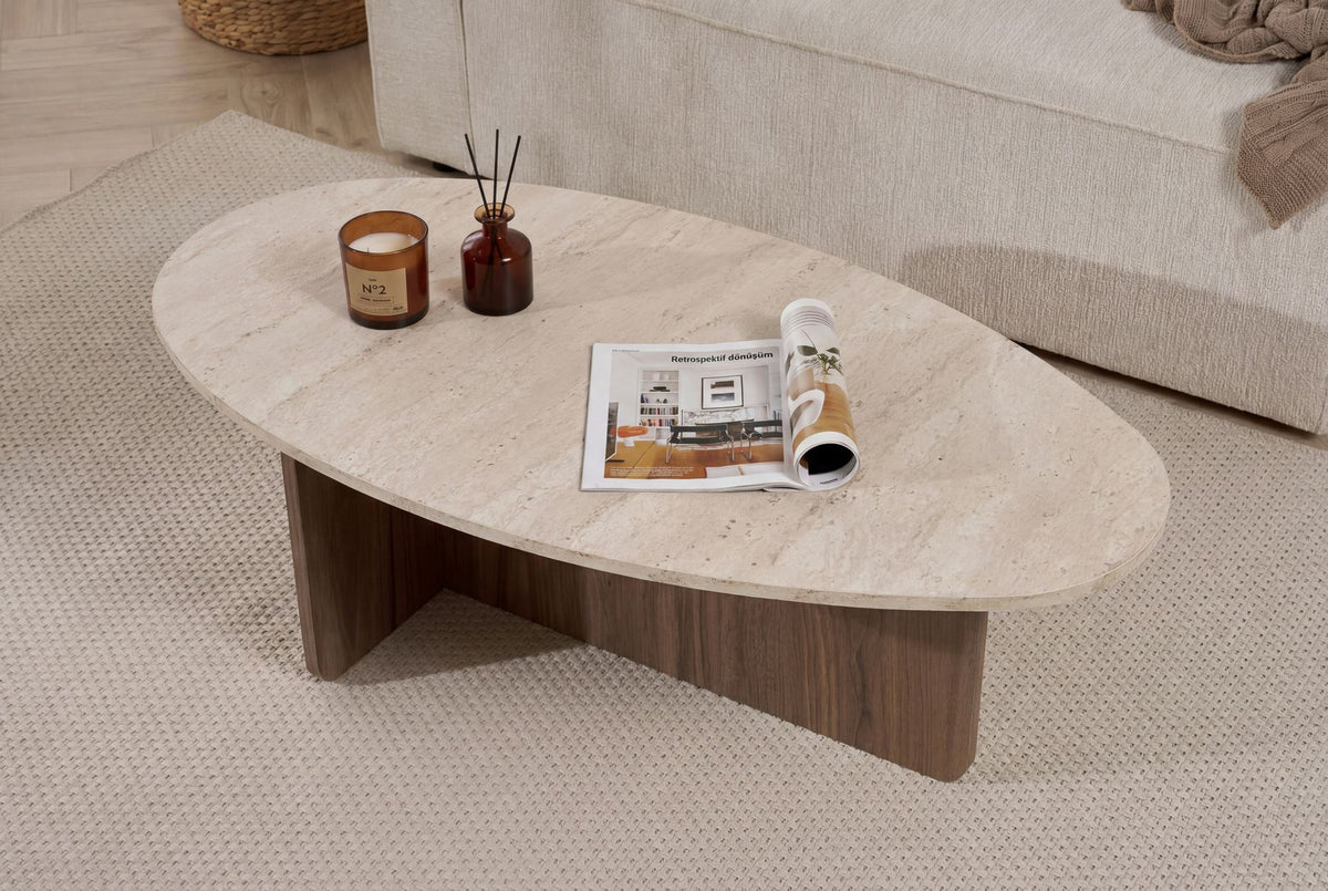 Rechteckiger Couchtisch aus melaminbeschichteter Spanplatte in Travertin-Optik mit Venezia-Nussbaum-Farbton, schlichte moderne Form.
