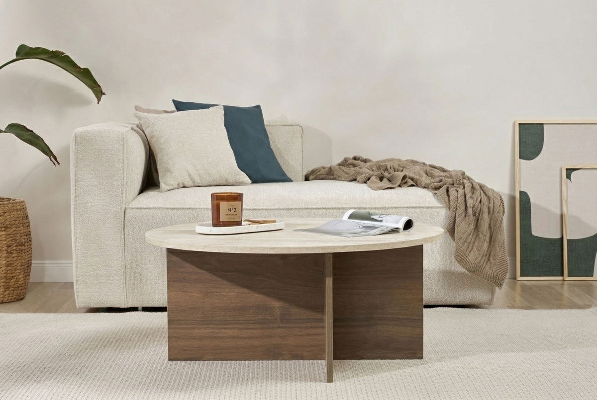 Couchtisch mit Tischplatte in Travertin-Optik und Venezia-Walnuss-Farbe, aus melaminbeschichteter Spanplatte, Masse 90 x 90 x 40 cm.