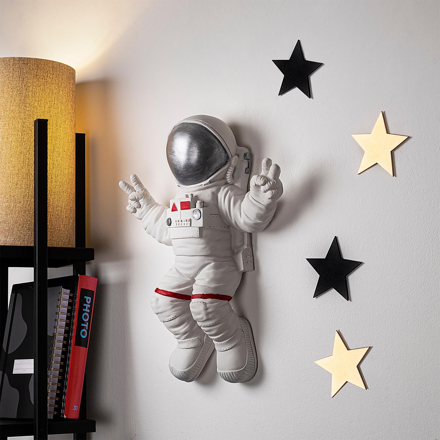 Peace Sign Astronaut - 2 in Weiss
 Grau präsentiert im Onlineshop von KAQTU Design AG. Wanddeko ist von Wallity