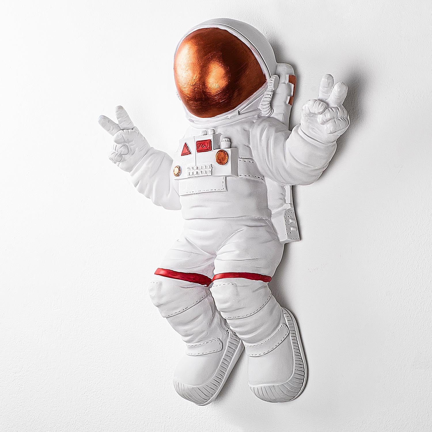 Peace Sign Astronaut - 3 in Weiss
 Bronze präsentiert im Onlineshop von KAQTU Design AG. Wanddeko ist von Wallity