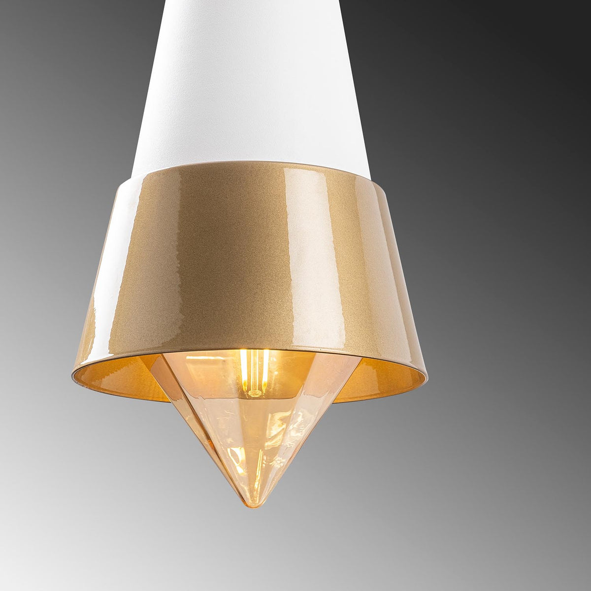 Dodo Pendellampe - Weisses Gold in Weisses Gold präsentiert im Onlineshop von KAQTU Design AG. Pendelleuchte ist von Opviq