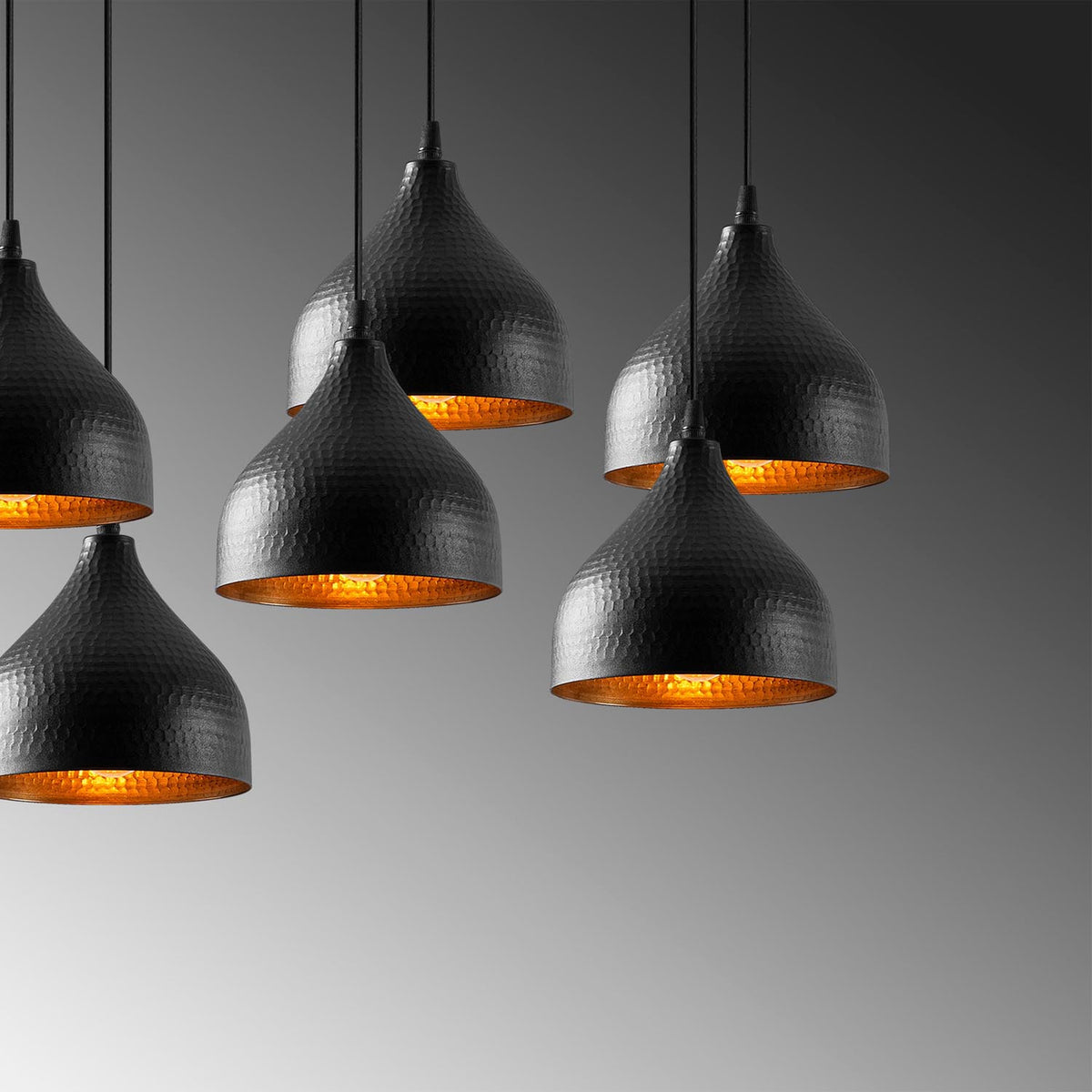 Tattoo Pendellampe - Schwarz in Schwarz präsentiert im Onlineshop von KAQTU Design AG. Pendelleuchte ist von Opviq