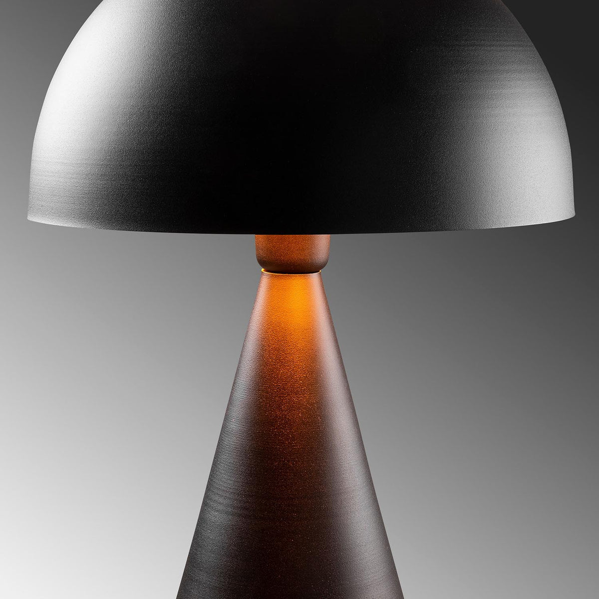 Dodo Tischleuchte - Schwarz in Schwarz präsentiert im Onlineshop von KAQTU Design AG. Tischleuchte ist von Opviq