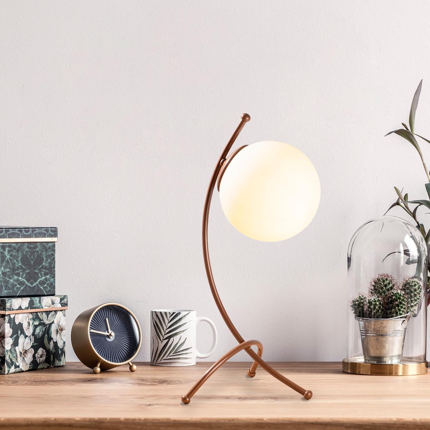 Yay - 5013 in Weiss Kupfer präsentiert im Onlineshop von KAQTU Design AG. Tischleuchte ist von Opviq