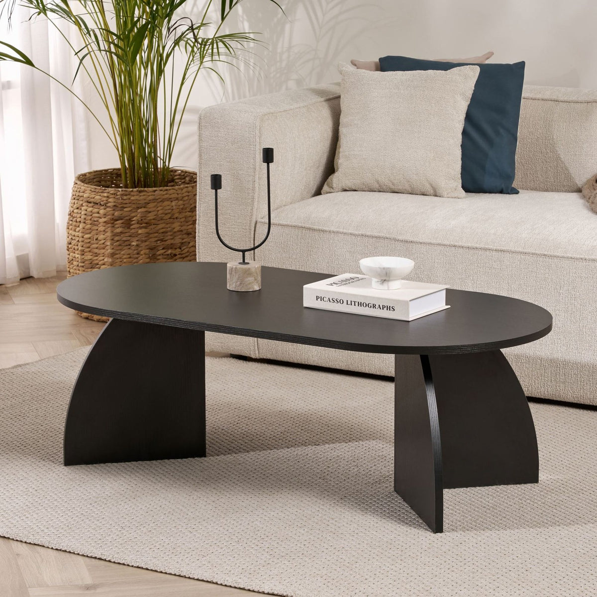 Rechteckiger Couchtisch aus melaminbeschichteter Spanplatte in Holz Schwarz, schlichte Form, Masse 120 x 60 x 40 cm, freistehend fotografiert.