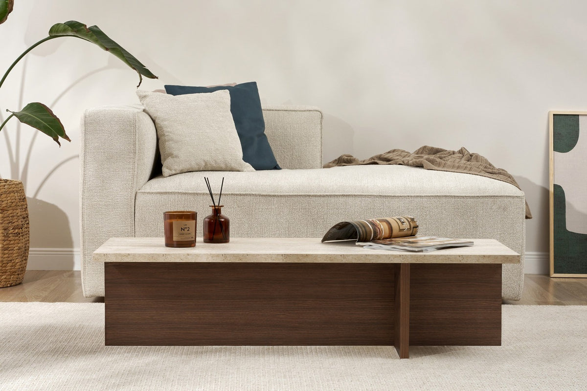 Rechteckiger Couchtisch mit Platte in Travertin-Optik und Untergestell in Milano-Walnuss, schlanke Form, 120 x 45 x 30 cm.