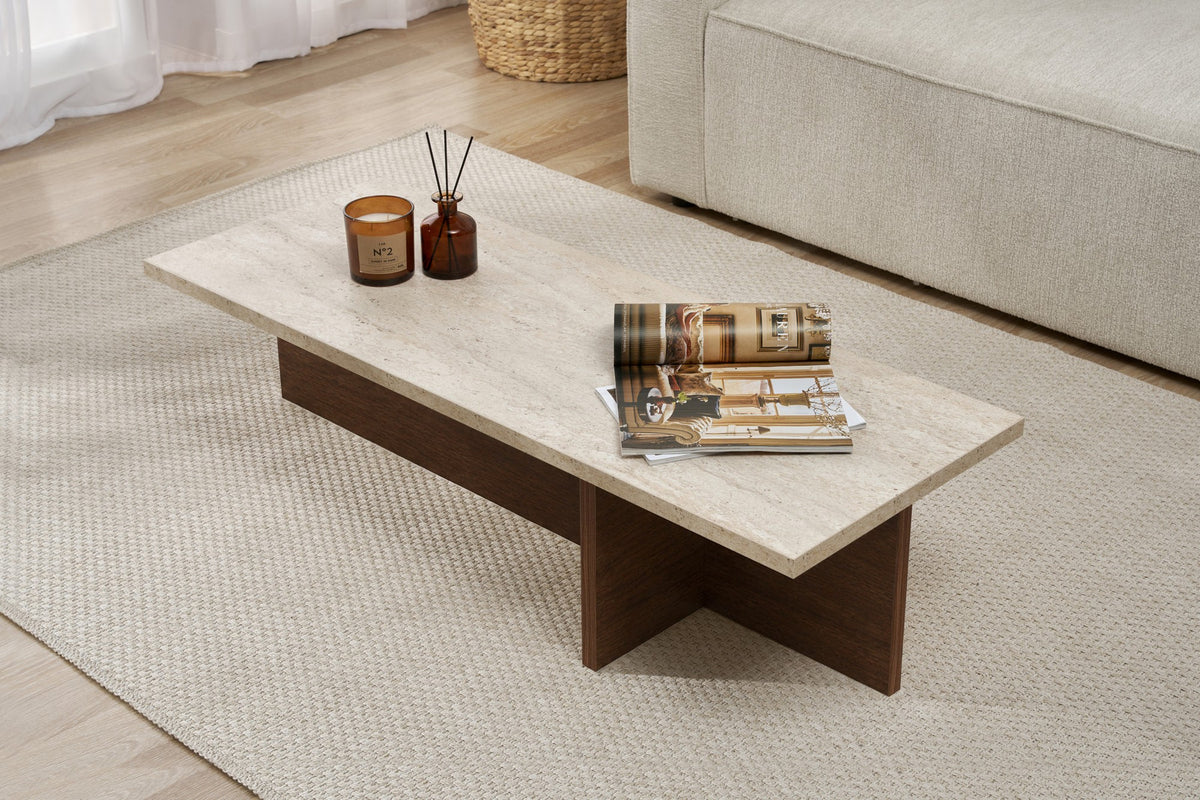 Rechteckiger Couchtisch mit Platte in Travertin-Optik und Untergestell in Milano-Walnuss, schlanke Form, 120 x 45 x 30 cm.
