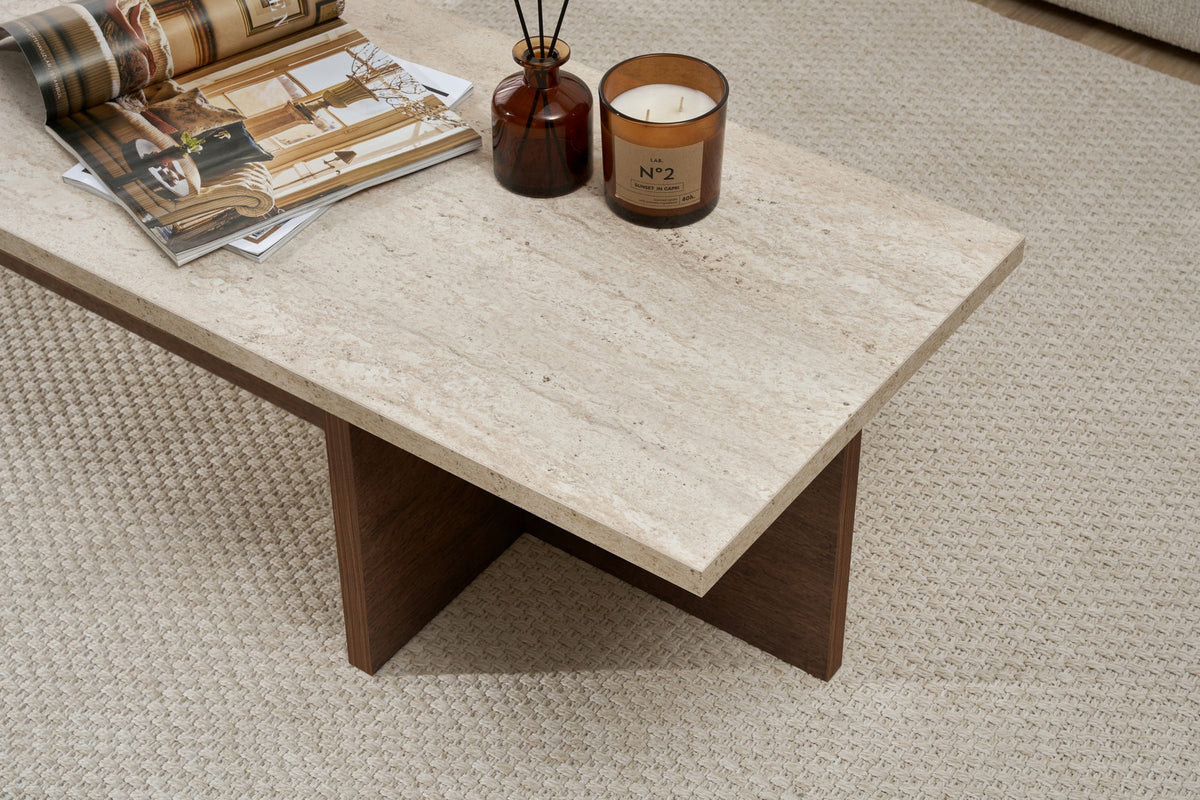 Rechteckiger Couchtisch mit Platte in Travertin-Optik und Untergestell in Milano-Walnuss, schlanke Form, 120 x 45 x 30 cm.