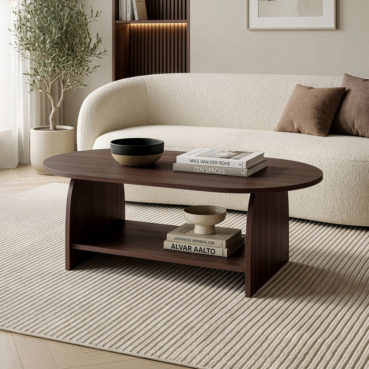Rechteckiger Couchtisch in Nussbaum-Optik mit schlankem Design, Oberfläche aus melaminbeschichteter Spanplatte, freistehend im Wohnbereich.