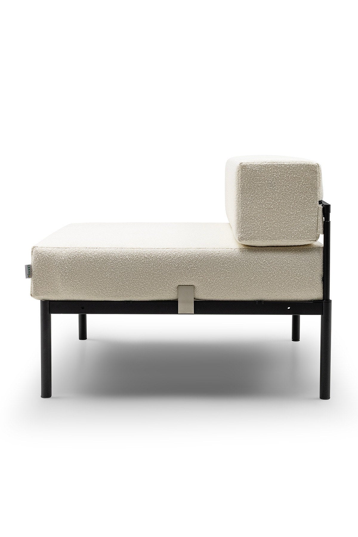 Einzelnes 1-Sitzer-Modul von Hanah Home in Schwarz und Creme, Bouclé-Stoff, Metallgestell mit schwarzen Metallbeinen, quadratische Sitzform.