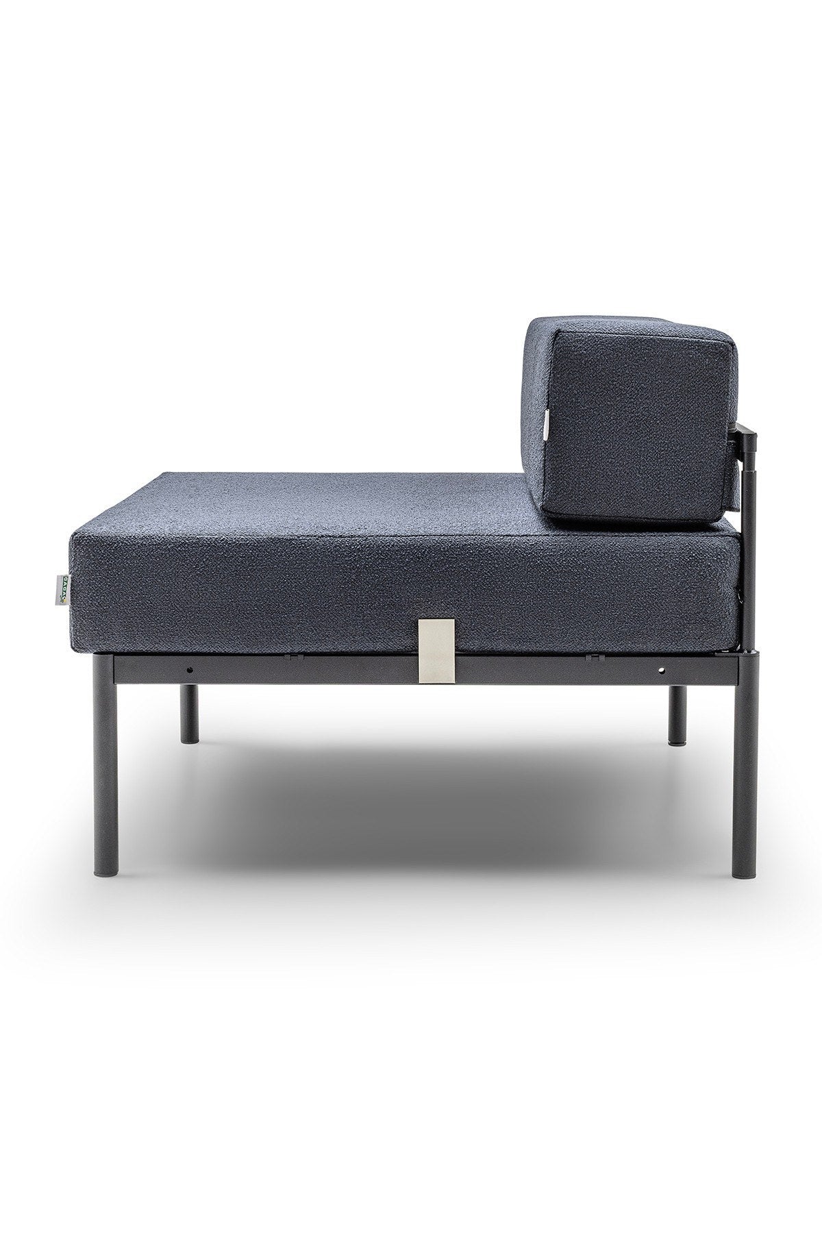 Einzelmodul-Sofasessel von Hanah Home in Schwarz und Marineblau mit Bouclé-Stoffbezug, Metallbeinen und gepolsterter Rückenlehne auf weissem Hintergrund.