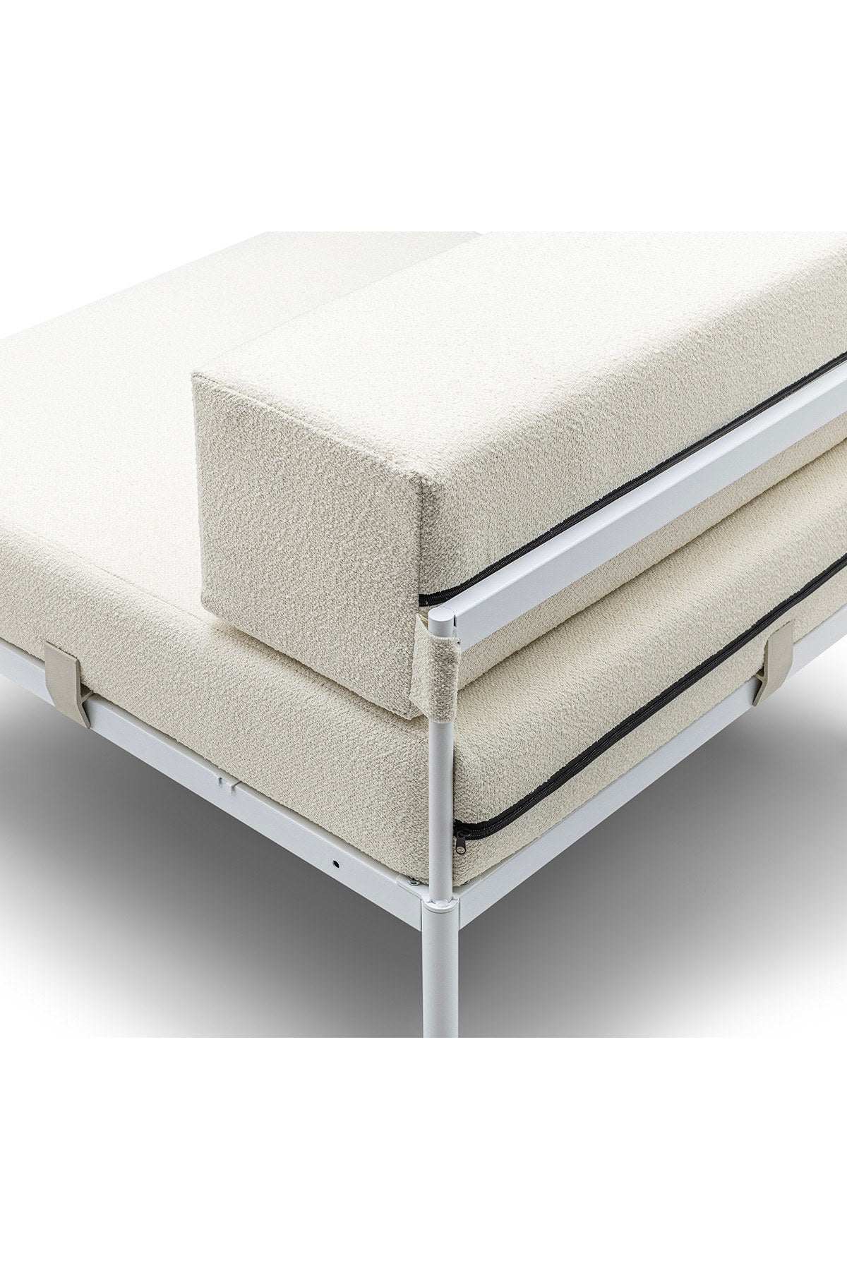 Einzelnes 1-Sitzer-Sofamodul mit Bouclé-Stoffbezug in Weiss/Creme, Metallgestell und Metallbeinen, Sitzhöhe 46 cm, verstellbare Rückenlehne.