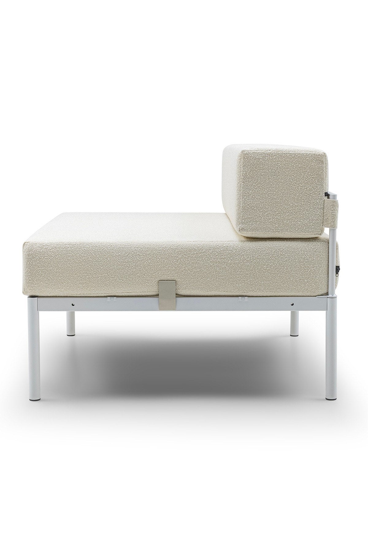 Einzelnes 1-Sitzer-Sofamodul mit Bouclé-Stoffbezug in Weiss/Creme, Metallgestell und Metallbeinen, Sitzhöhe 46 cm, verstellbare Rückenlehne.