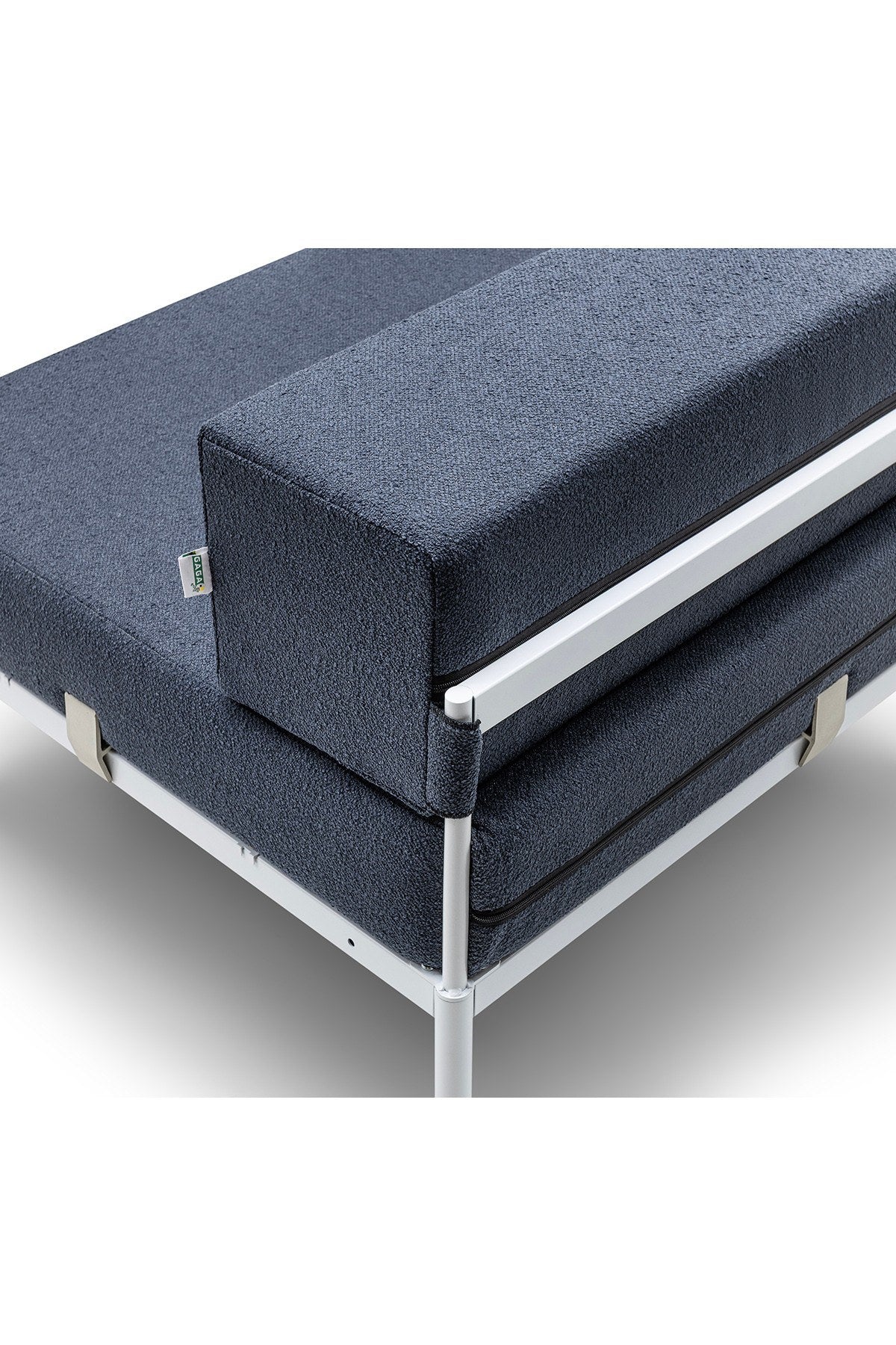 Einzelnes 1-Sitzer-Modul von Hanah Home in Weiss/Marineblau mit Bouclé-Stoff, Metallbeinen und gepolsterter Rückenlehne im Wohnzimmer.