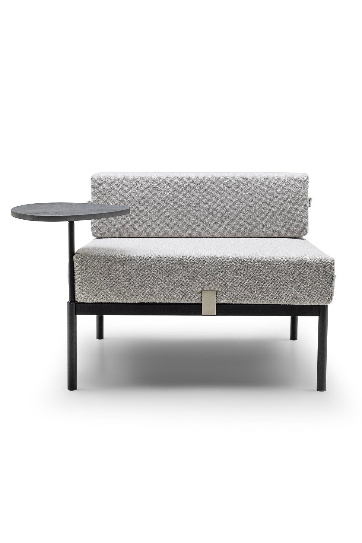 Foto eines 1-Sitzer-Sofamoduls in Schwarz/Grau mit Bouclé-Stoff, Metallgestell, Metallbeinen und integriertem Beistelltisch von Hanah Home.