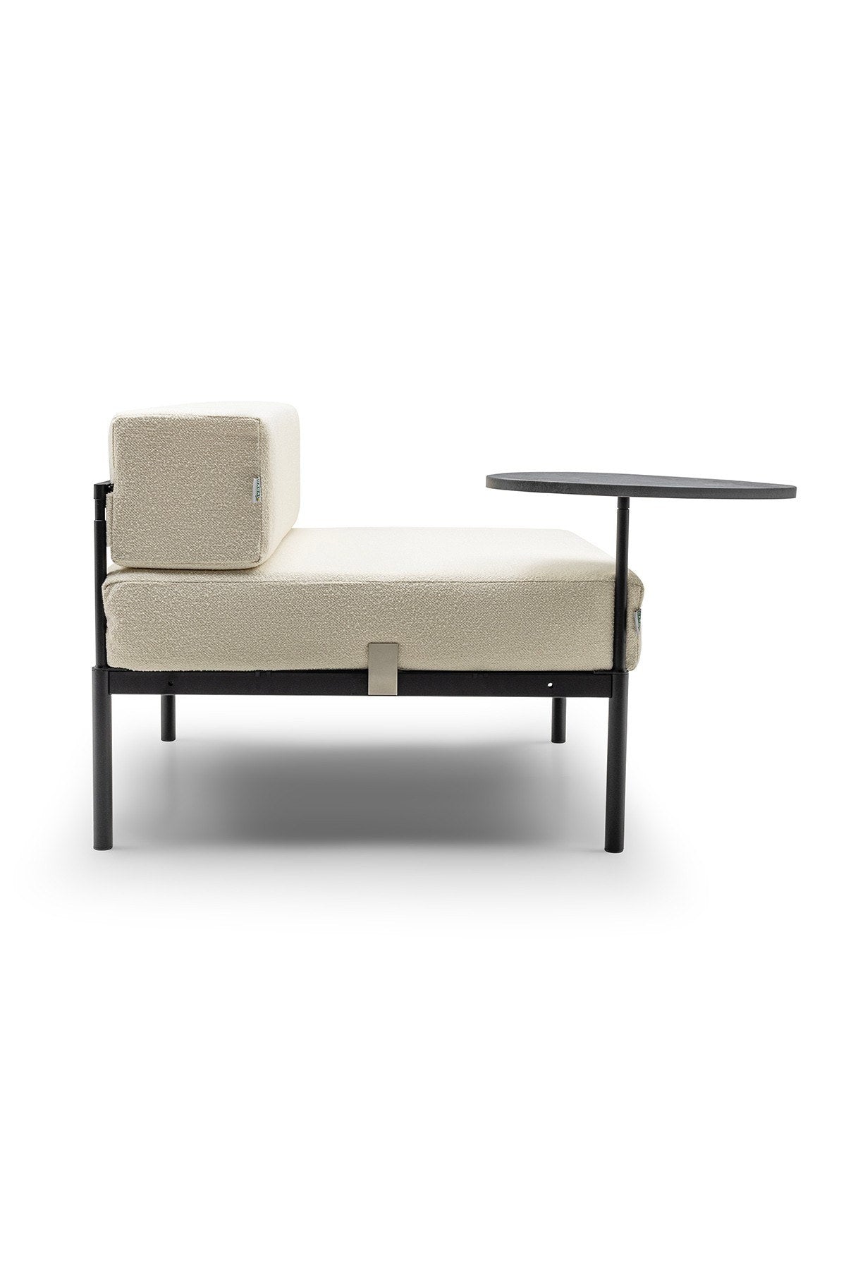1-Sitzer-Modul von Hanah Home in Schwarz/Creme mit Bouclé-Stoffbezug, Metallgestell, Metallbeinen und gepolsterter Rückenlehne im Wohnraum.