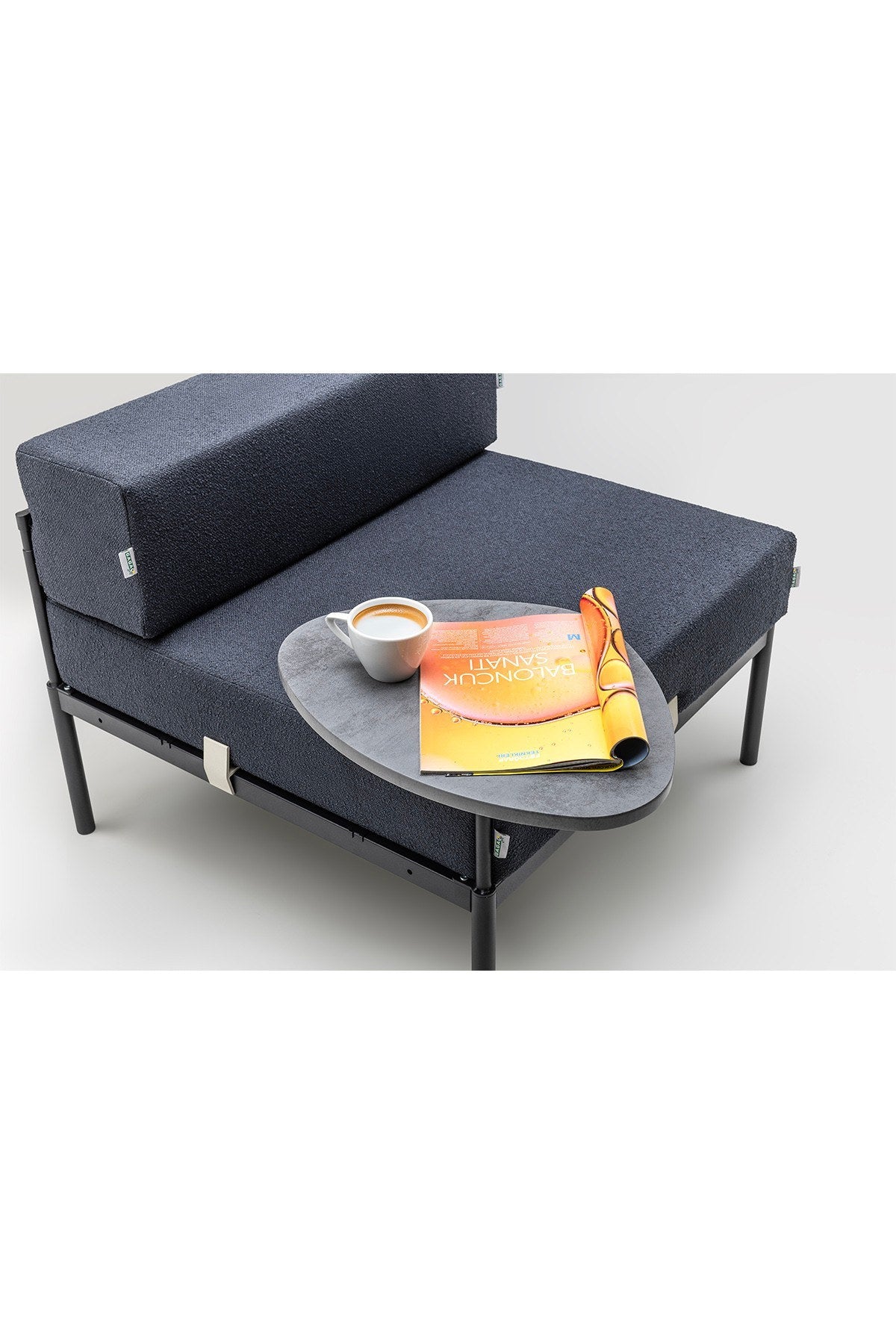 Foto vom 1-Sitzer-Modul mit Beistelltisch von Hanah Home in Schwarz und Marineblau, Bouclé-Stoff, Metallgestell, wendbares Design.