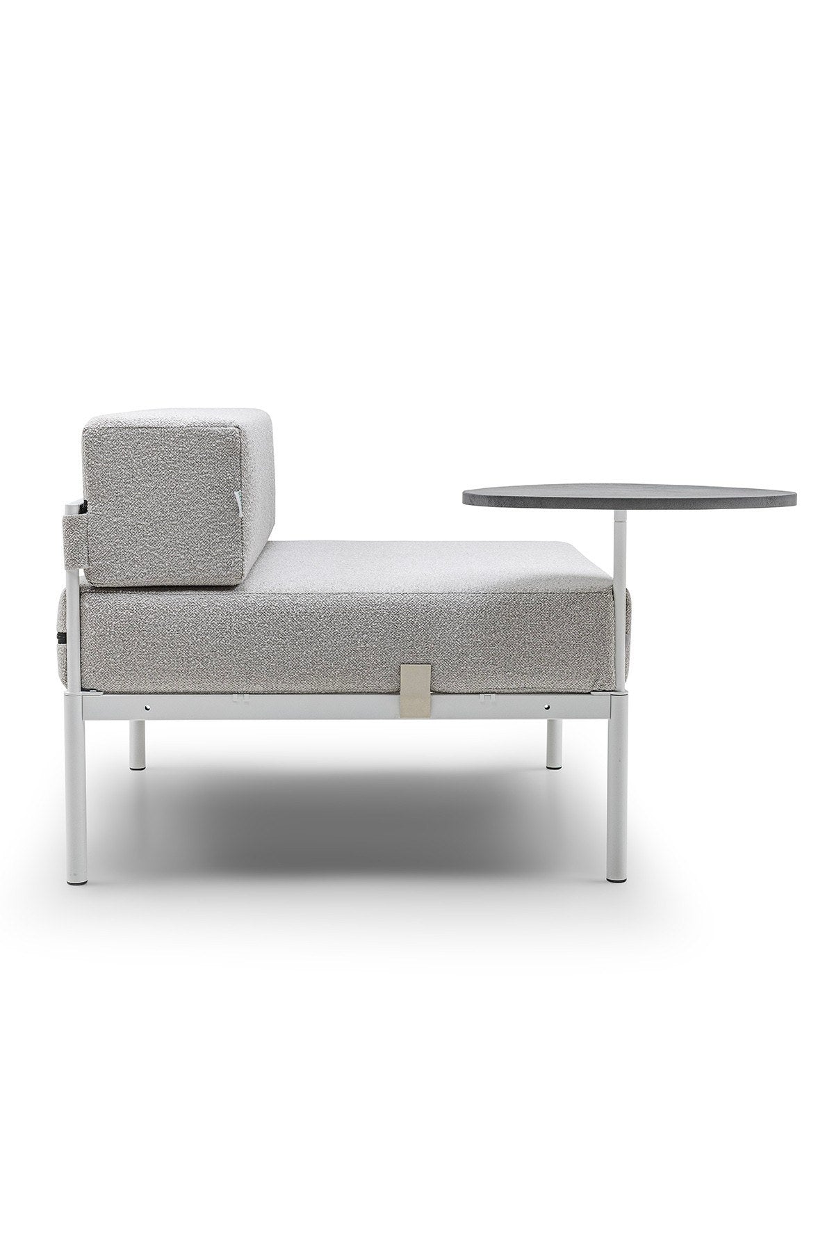 Einzelnes Sofa-Modul mit Beistelltisch in Weiss/Grau, Bouclé-Stoff, Metallbeine, gepolsterte Sitzfläche und Rückenlehne aus Flex-Schaumstoff.