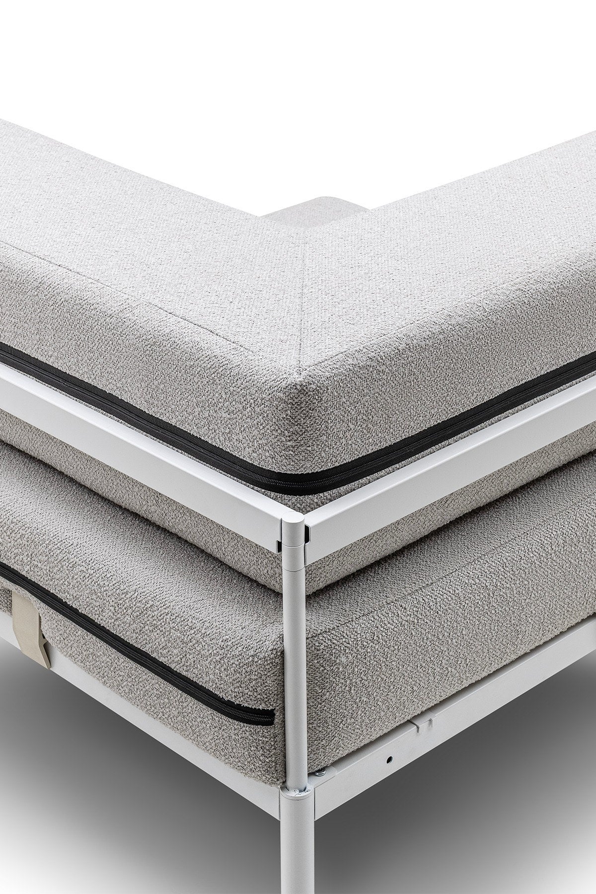 Eckmodul mit Metallgestell und Bouclé-Stoff in Weiss/Grau, Metallbeine, abnehmbare Sitzkissen, quadratische Form, 90x90 cm.