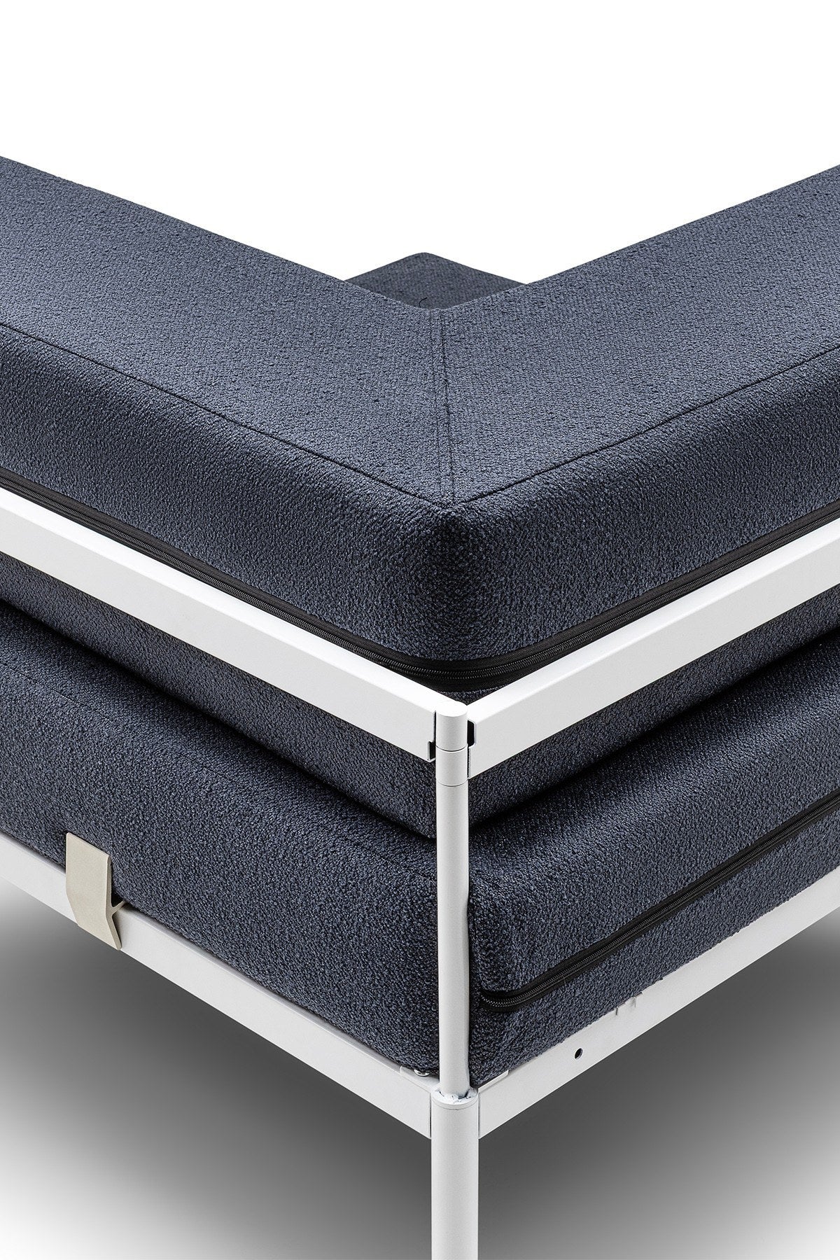 Eckmodul in Weiss und Marineblau von Hanah Home mit Bouclé-Stoff-Bezug, Metallbeinen und verstellbarer Rückenlehne, Frontalansicht.
