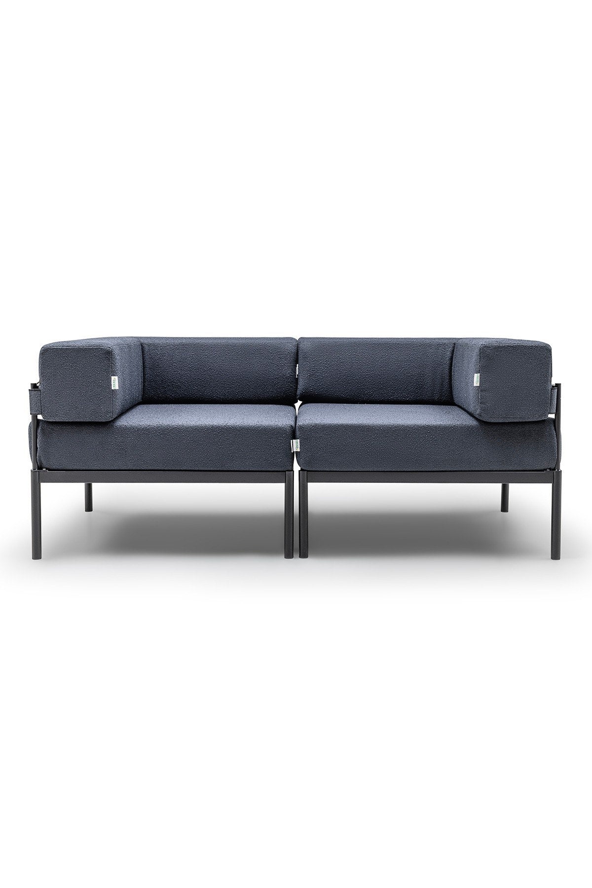 2-Sitzer-Sofa mit Metallgestell, Bouclé-Stoffbezug in Schwarz und Marineblau, Metallbeine, abnehmbare Sitzkissen, Frontalansicht.