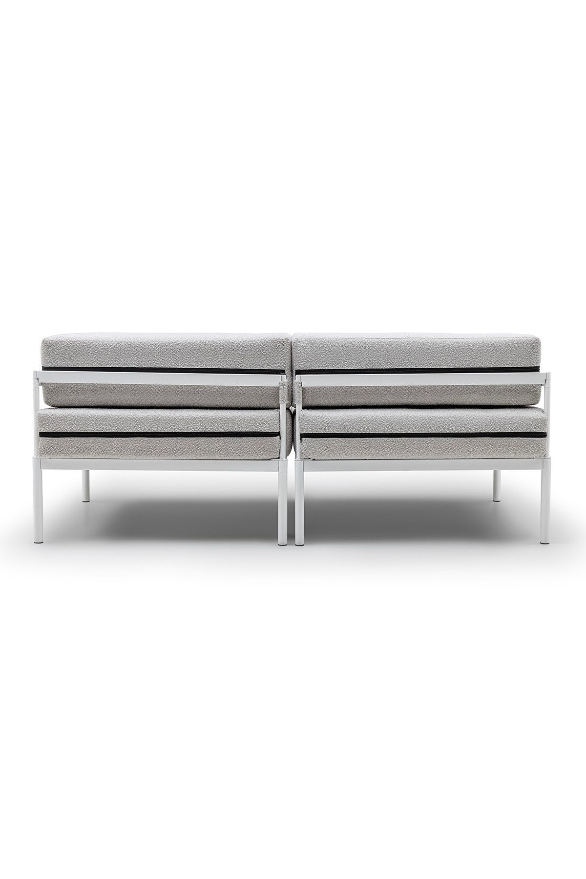 2-Sitzer-Sofa in Weiss / Grau von Hanah Home mit Bouclé-Bezug, Metallgestell und schlanken Metallbeinen, abnehmbare Sitzkissen sichtbar.