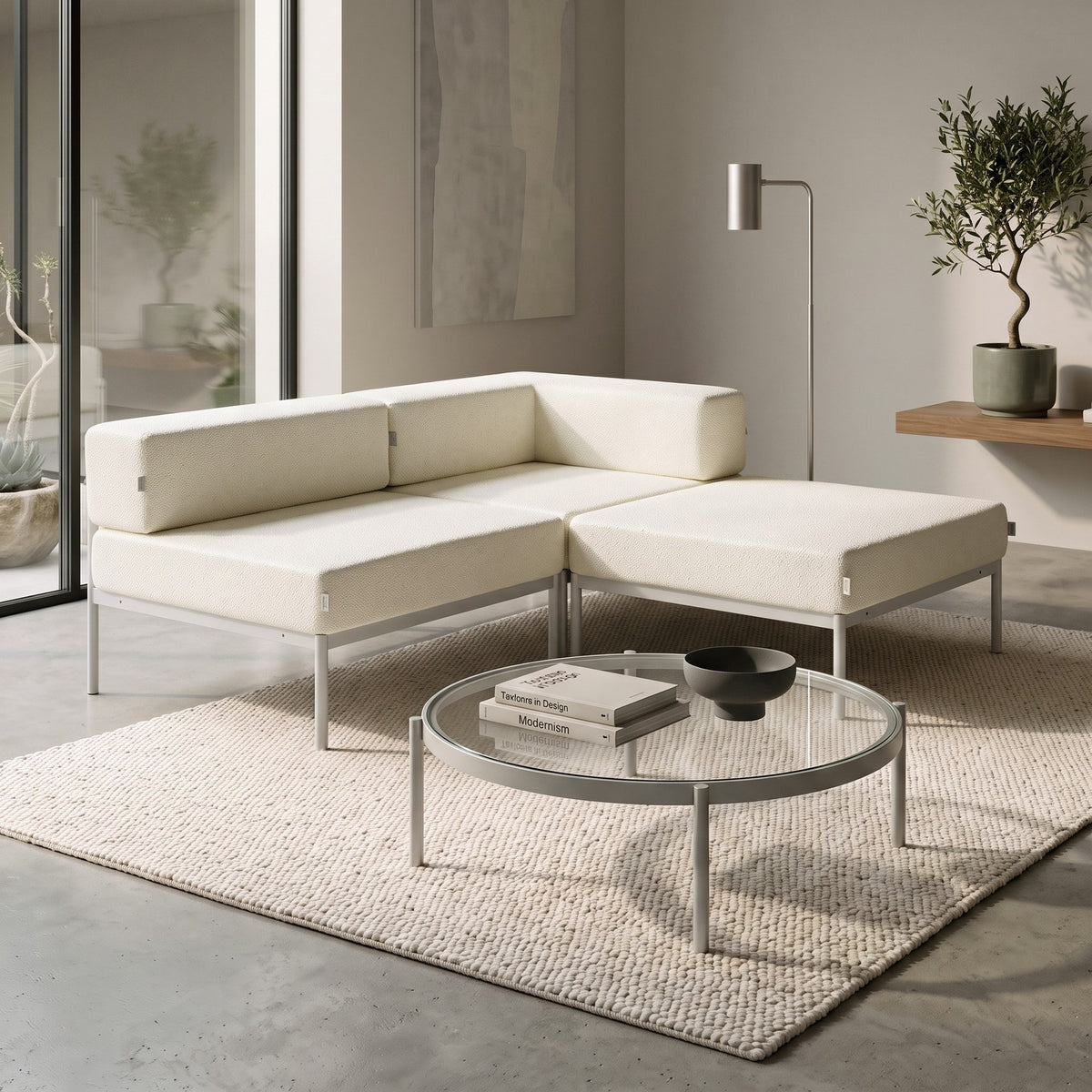 Weisses Ecksofa aus Bouclé-Stoff mit Metallgestell und Metallbeinen, grosse Sitzfläche 150x150 cm, Kissen in Creme und Weiss.
