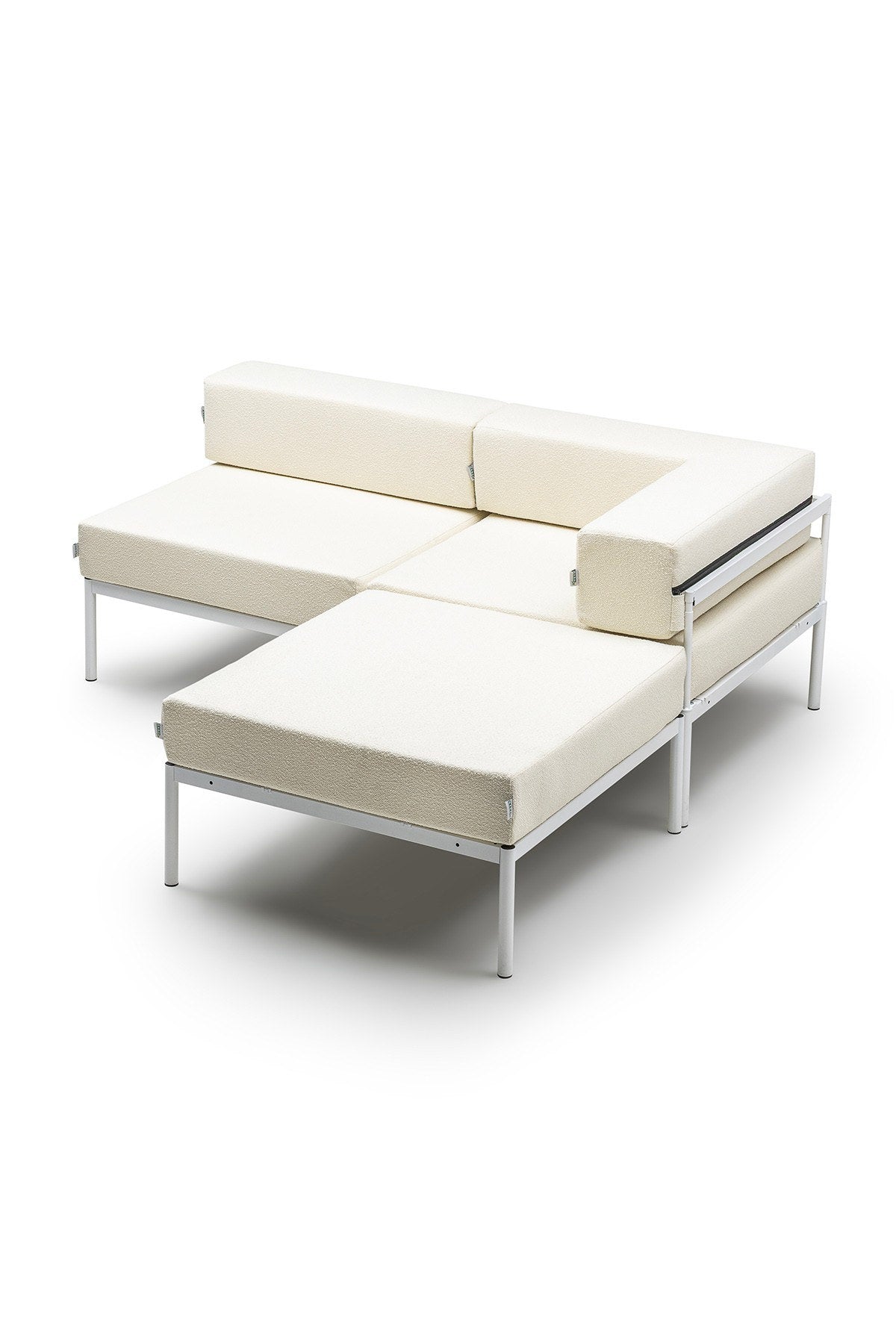 Weisses Ecksofa aus Bouclé-Stoff mit Metallgestell und Metallbeinen, grosse Sitzfläche 150x150 cm, Kissen in Creme und Weiss.