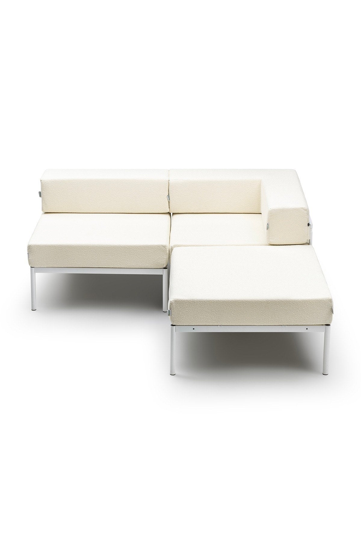 Weisses Ecksofa aus Bouclé-Stoff mit Metallgestell und Metallbeinen, grosse Sitzfläche 150x150 cm, Kissen in Creme und Weiss.