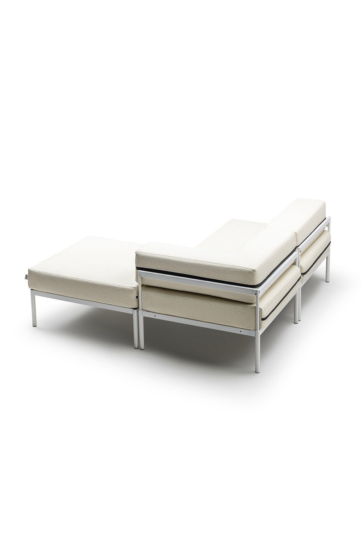 Weisses Ecksofa aus Bouclé-Stoff mit Metallgestell und Metallbeinen, grosse Sitzfläche 150x150 cm, Kissen in Creme und Weiss.