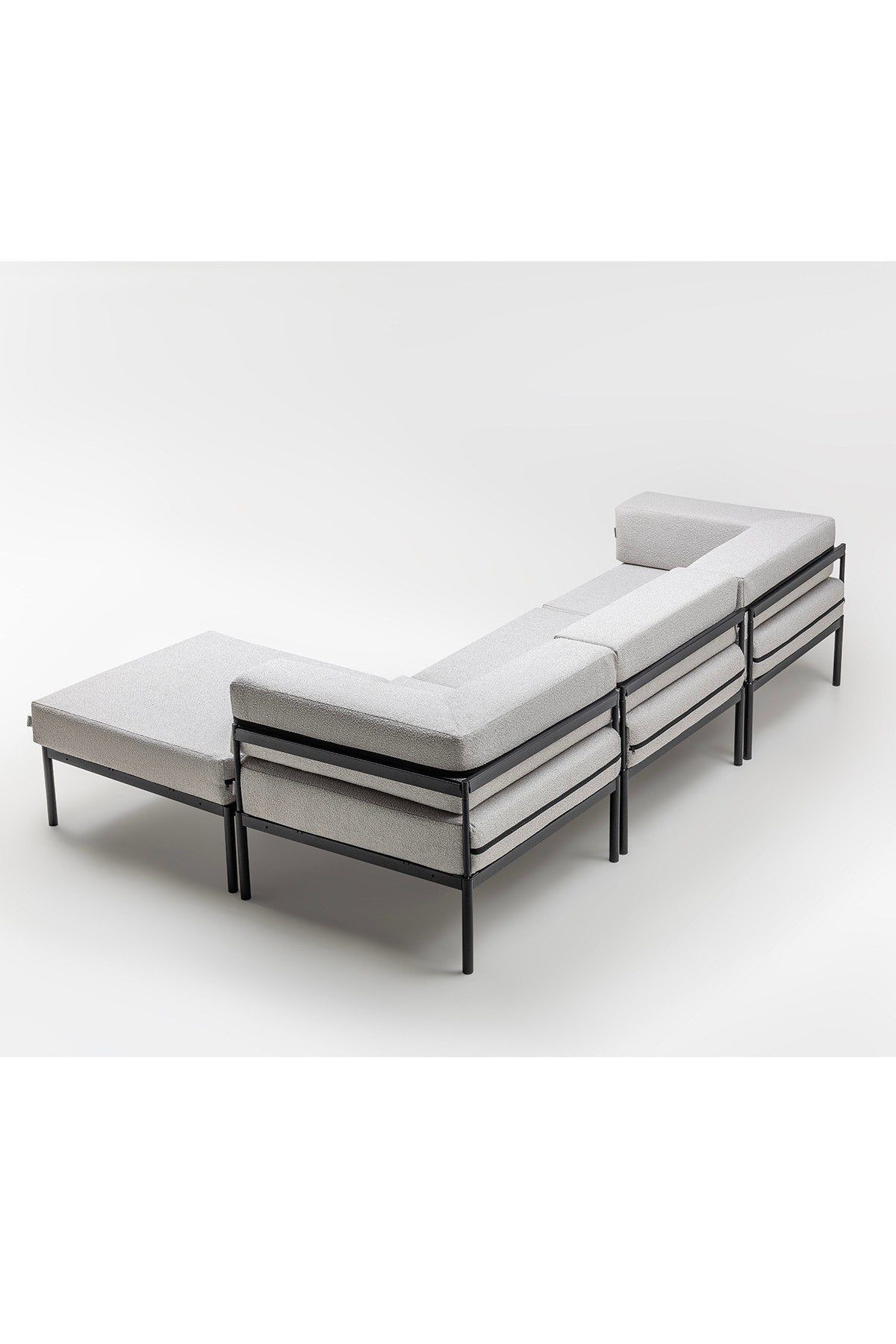 Ecksofa Corner Set 270 von Hanah Home in Schwarz und Grau, Bouclé-Stoff, Metallbeine, breite Sitzfläche und Rückenlehne.