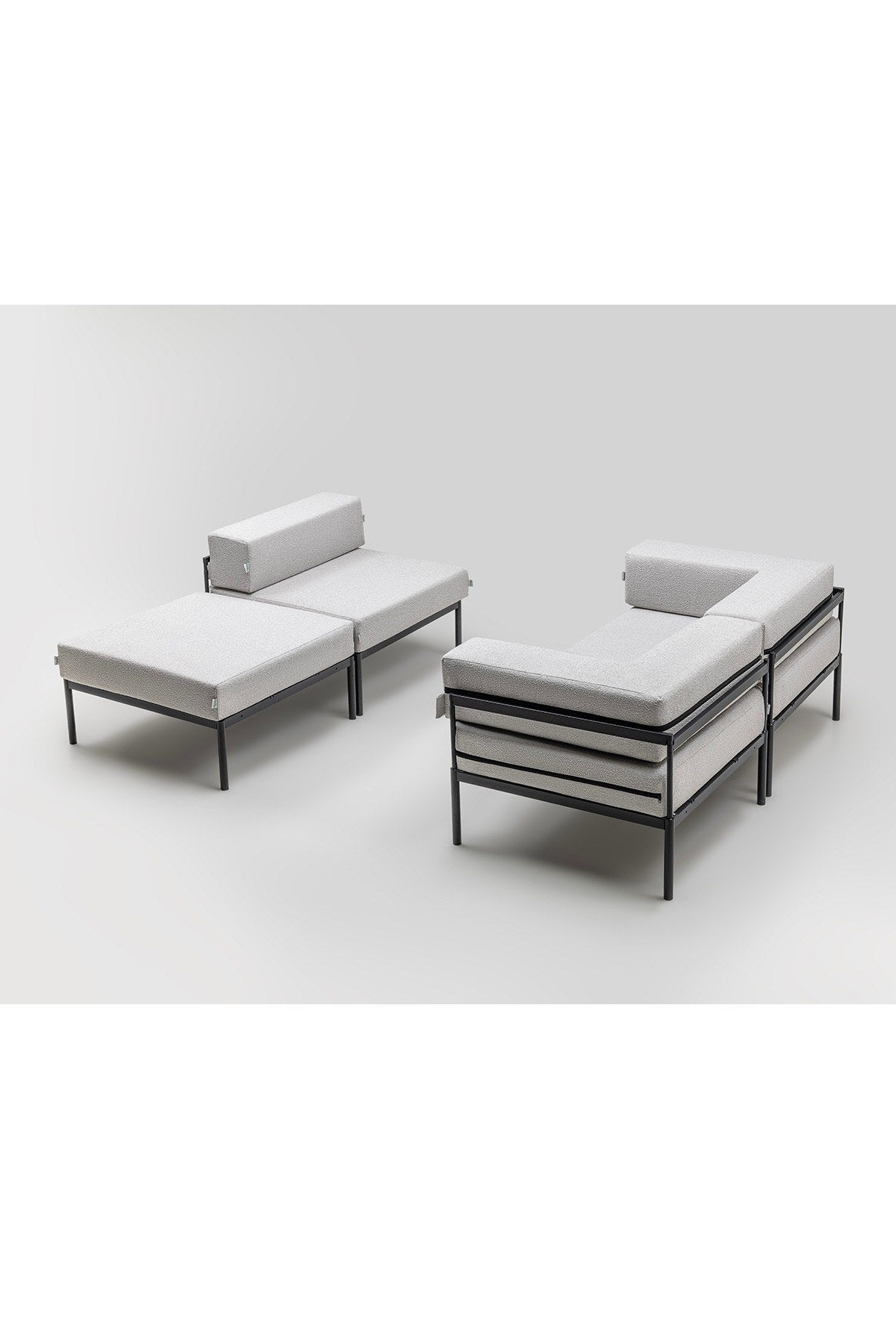 Ecksofa Corner Set 270 von Hanah Home in Schwarz und Grau, Bouclé-Stoff, Metallbeine, breite Sitzfläche und Rückenlehne.