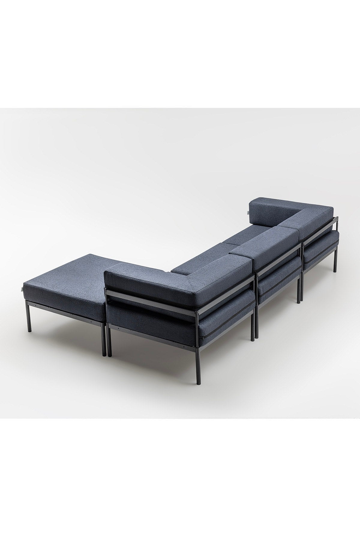 Ecksofa Corner Set 270 von Hanah Home in Schwarz und Marineblau mit Bouclé-Stoff-Bezug, Metallgestell und Metallbeinen.