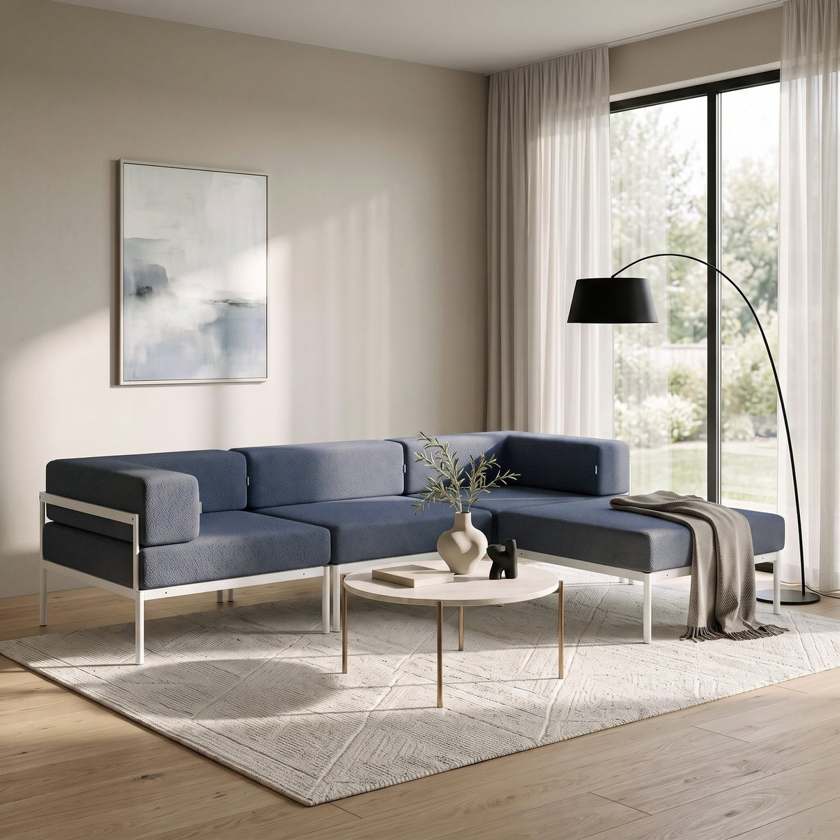 Weisses Ecksofa mit marineblauen Elementen, Bouclé-Stoff, Metallbeine, breite Sitzfläche und verstellbare Rückenlehne im Wohnzimmer.