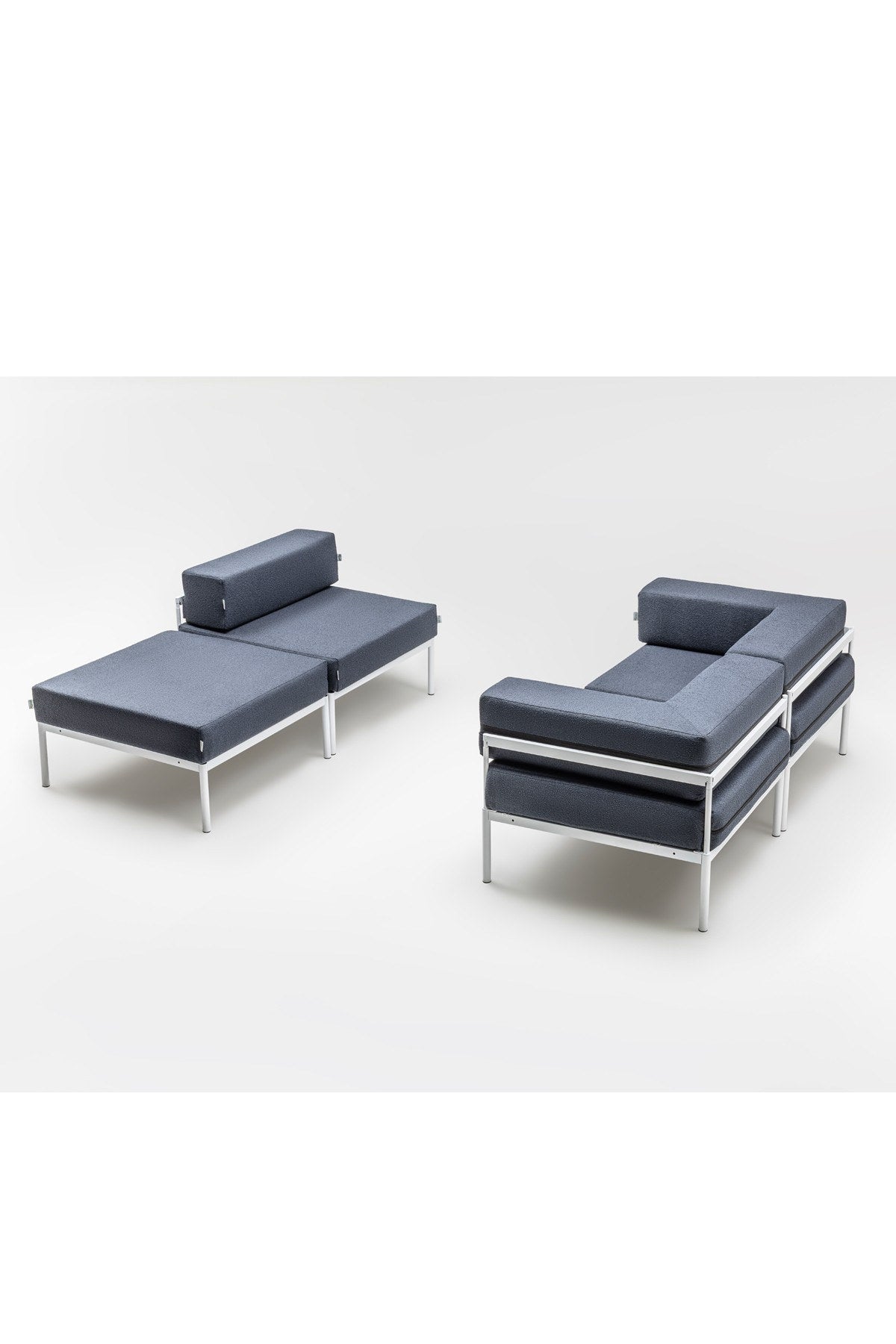 Weisses Ecksofa mit marineblauen Elementen, Bouclé-Stoff, Metallbeine, breite Sitzfläche und verstellbare Rückenlehne im Wohnzimmer.