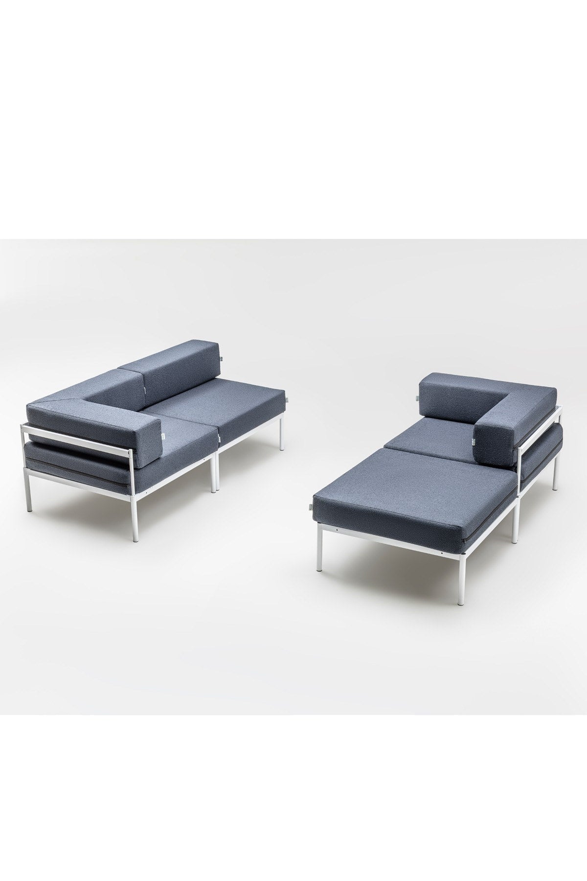 Weisses Ecksofa mit marineblauen Elementen, Bouclé-Stoff, Metallbeine, breite Sitzfläche und verstellbare Rückenlehne im Wohnzimmer.