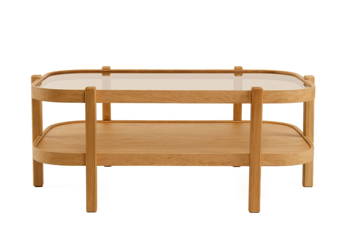 Couchtisch Togg 110 von Hanah Home mit Gestell aus massivem Eichenholz, Glasplatte und Unterboden aus holzbeschichtetem MDF.