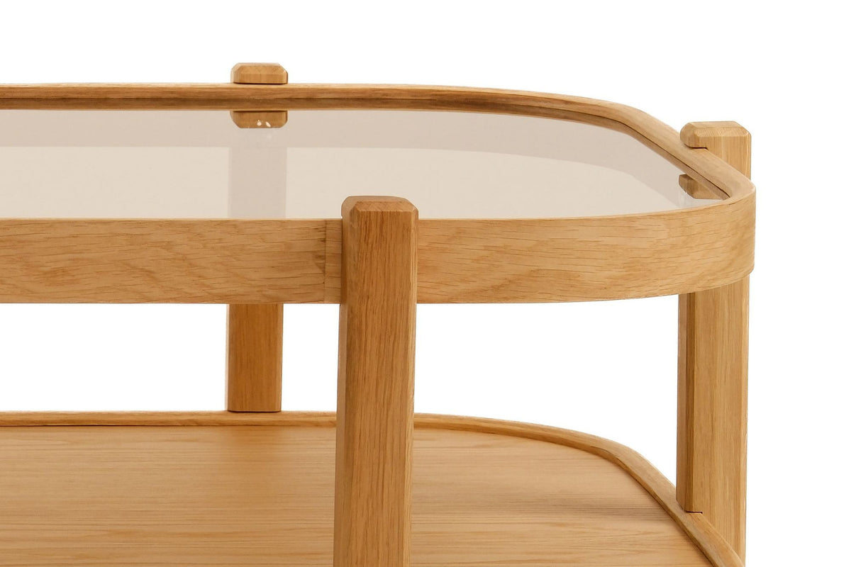 Couchtisch Togg 110 von Hanah Home mit Gestell aus massivem Eichenholz, Glasplatte und Unterboden aus holzbeschichtetem MDF.