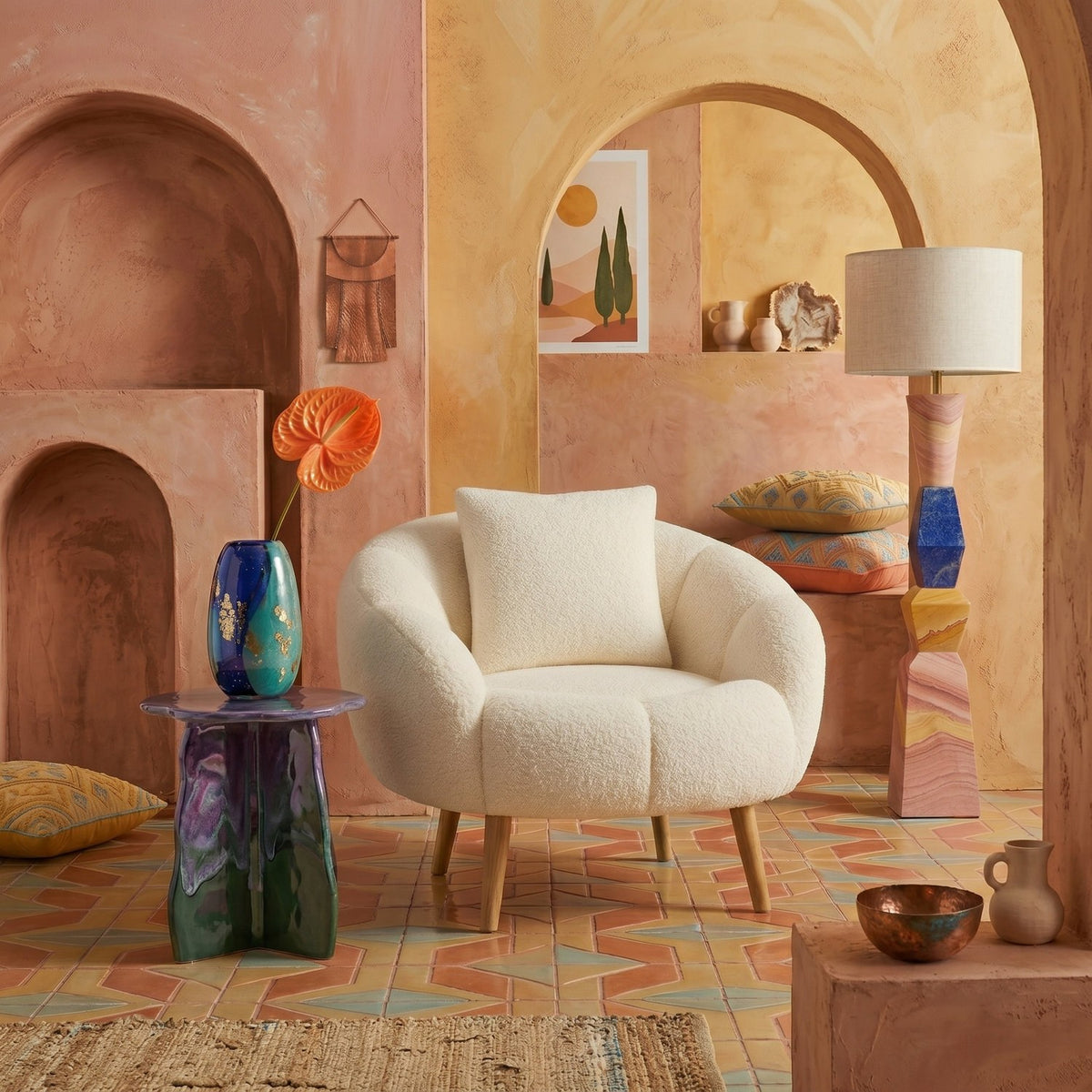 Weisser Ohrensessel Lida von Hanah Home mit Wellsoft-Bezug, geschwungener Rückenlehne und Beinen aus Eschenholz im Wing-Chair-Design.