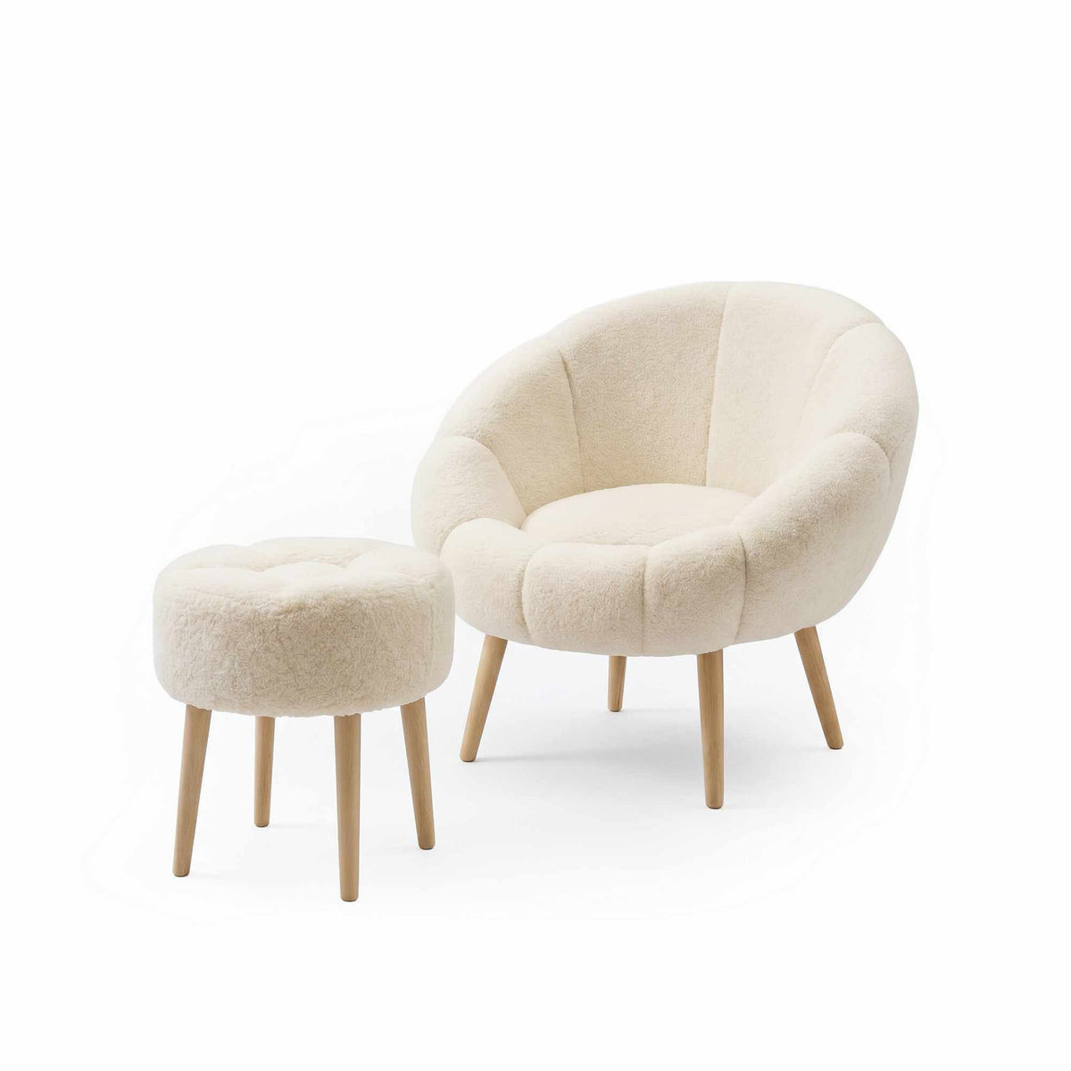 Cremefarbener Ohrensessel mit Flügeldesign und passendem runden Pouf, Bezug aus Wellsoft-Stoff, Beine aus Eschenholz.